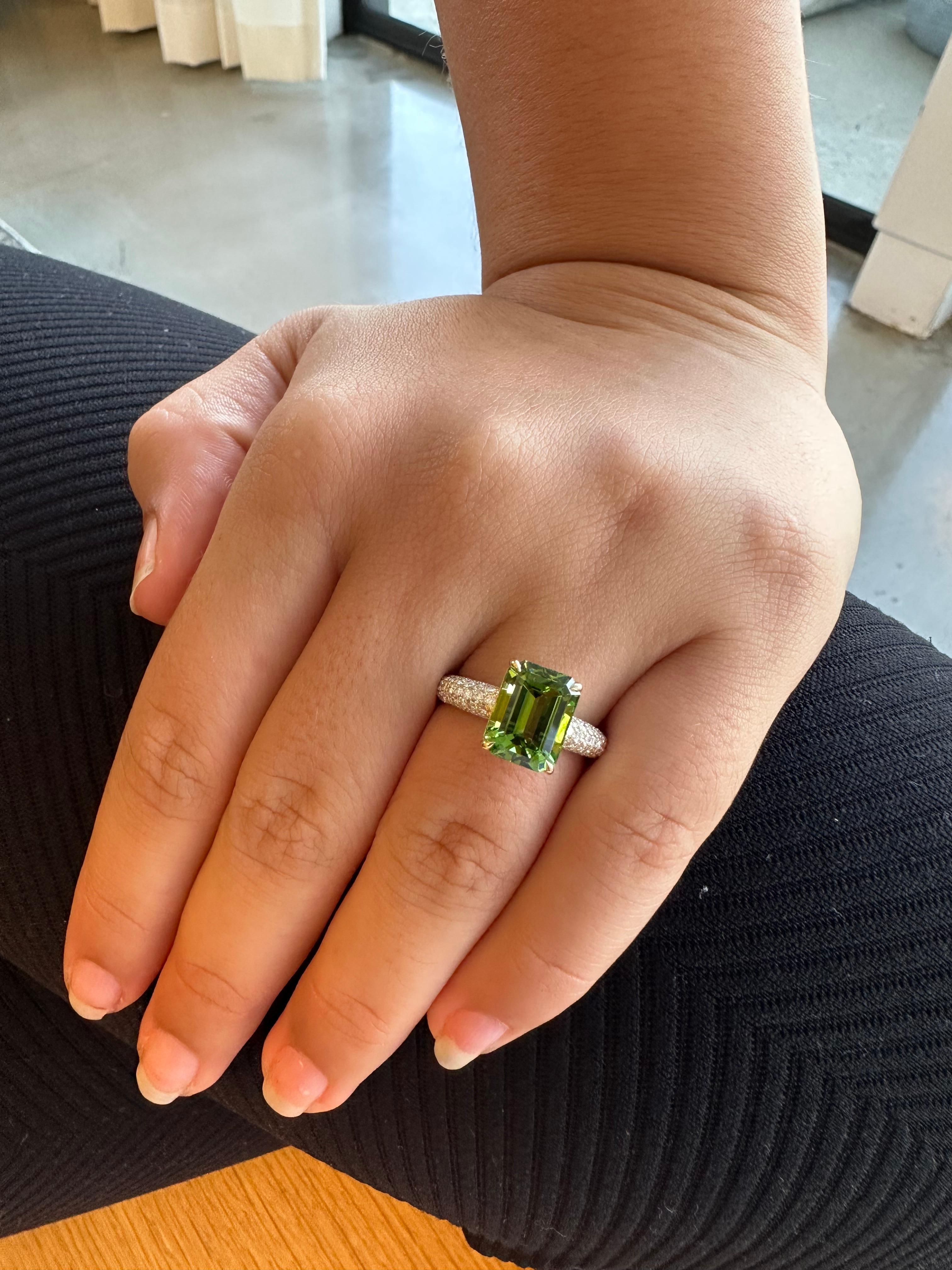 Ring mit grünem Turmalin 3.96 Karat im Smaragdschliff im Zustand „Neu“ in Beverly Hills, CA