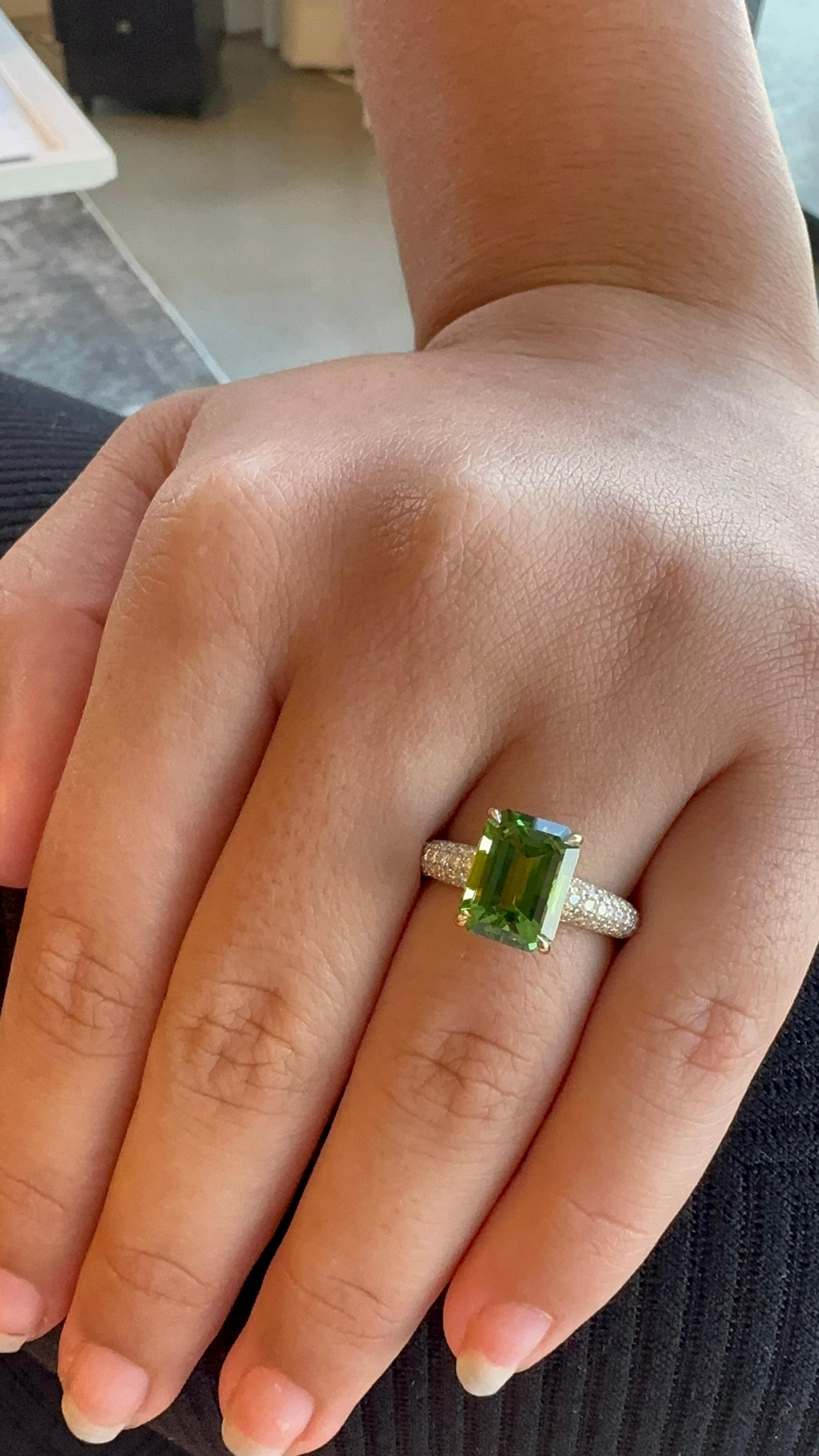 Ring mit grünem Turmalin 3.96 Karat im Smaragdschliff Damen