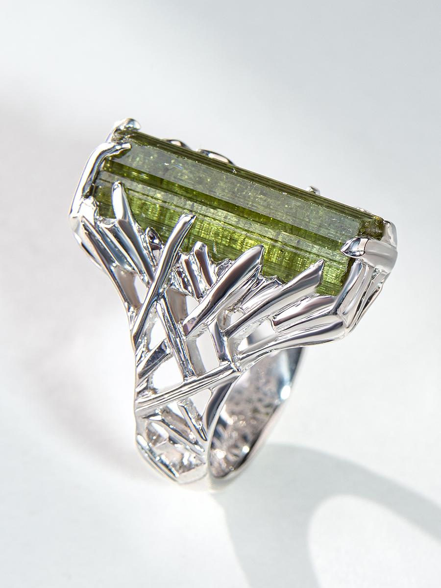 Green Tourmaline Ring Crystal Silver Raw Gemstone jewelry girlfriend gift In New Condition For Sale In Berlin, DE