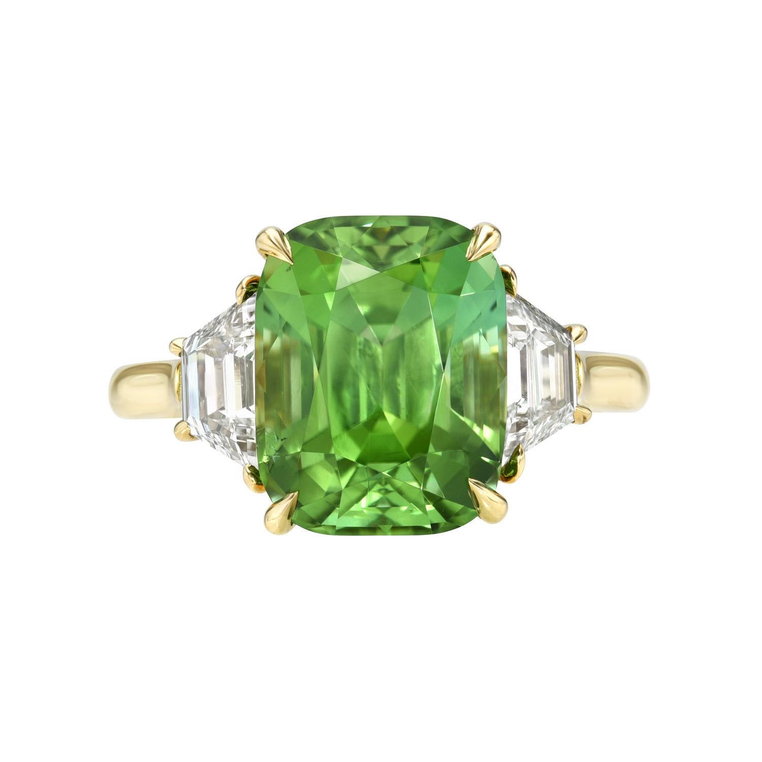 Anillo de Oro de Turmalina Verde Manzana con Acentos de Diamantes Trapezoidales para Coleccionistas Moderno en venta