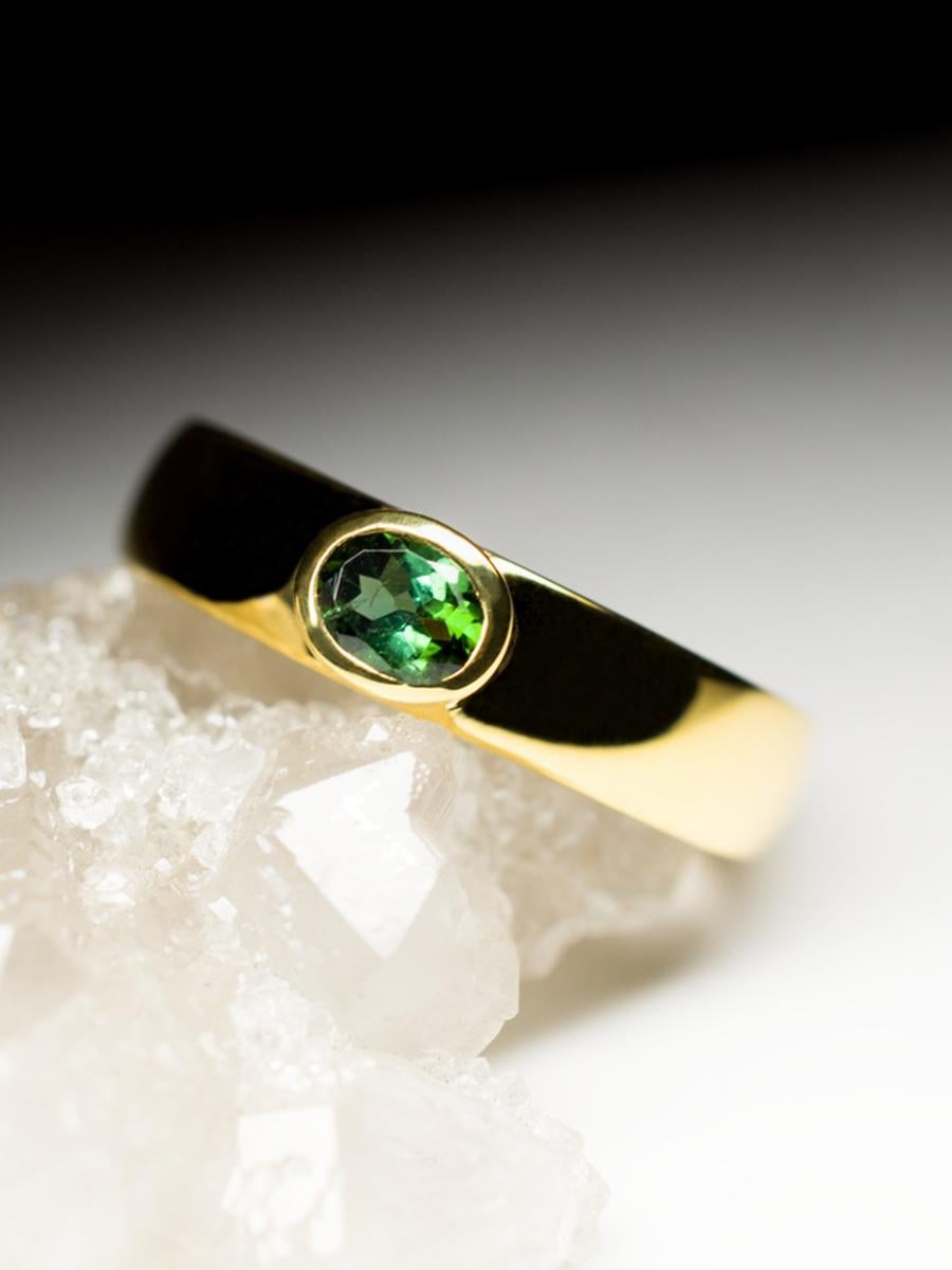18K yellow gold ring with natural green oval-cut Tourmaline verdelite variety
Tourmaline origin - Brazil
stone weight - 0.35 carats
color - green G 5/3, purity - VS (color and purity indicated in the GIA Colored Stone Grading system)
ring weight -