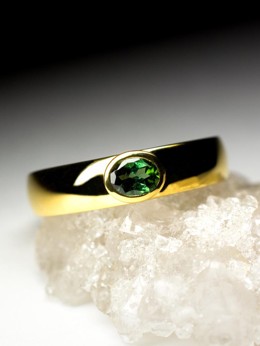 Green Tourmaline Ring Engagement Timeless Solid Oval LGBTQA Wedding Band Unisex In New Condition For Sale In Berlin, DE
