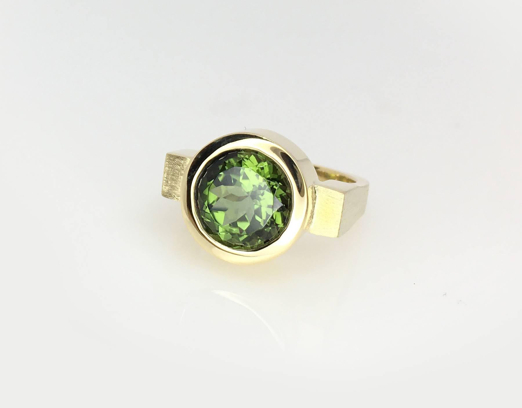 Contemporary Green Tourmaline Round Bezel Ring For Sale