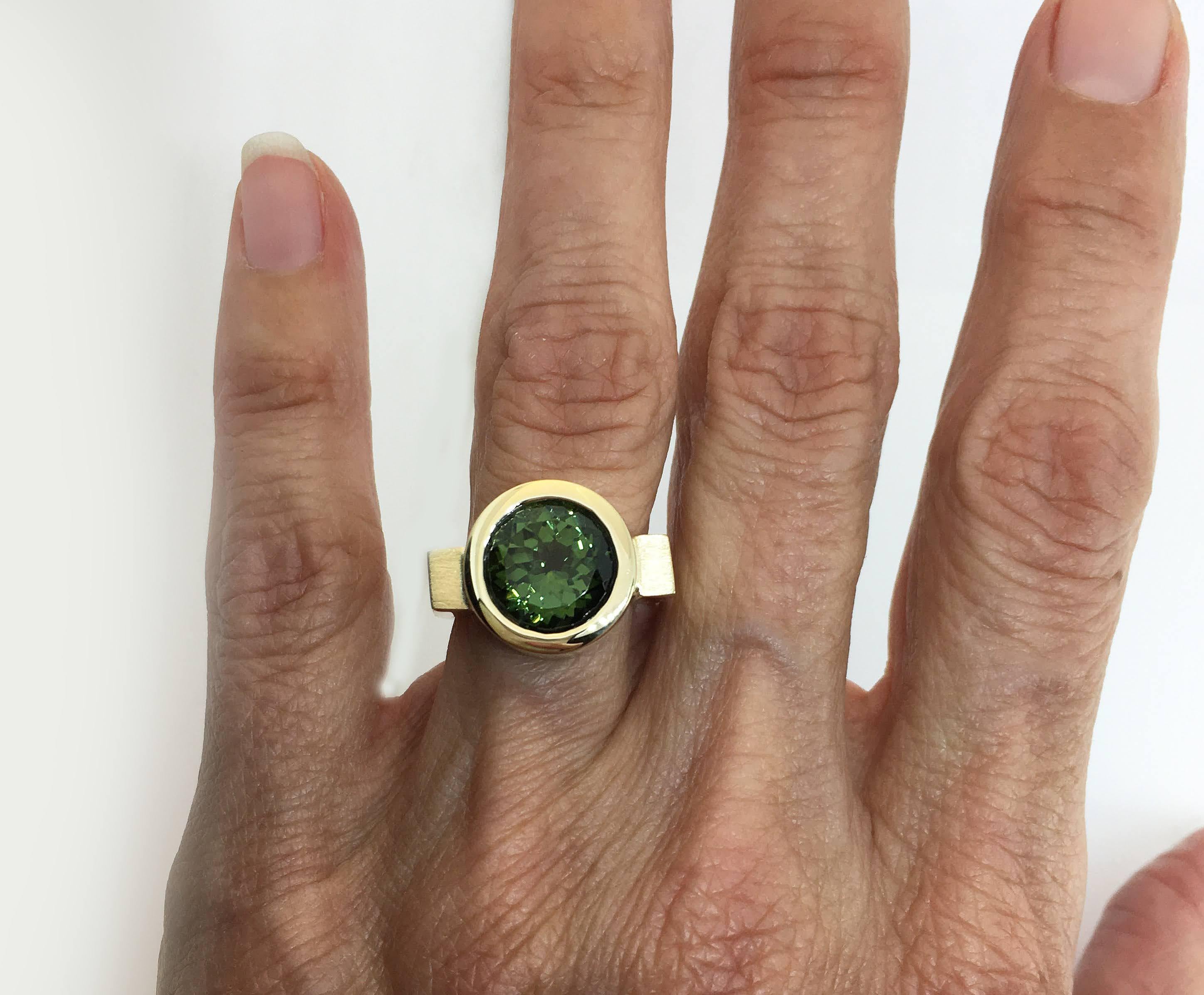 Green Tourmaline Round Bezel Ring In New Condition For Sale In los angeles, CA