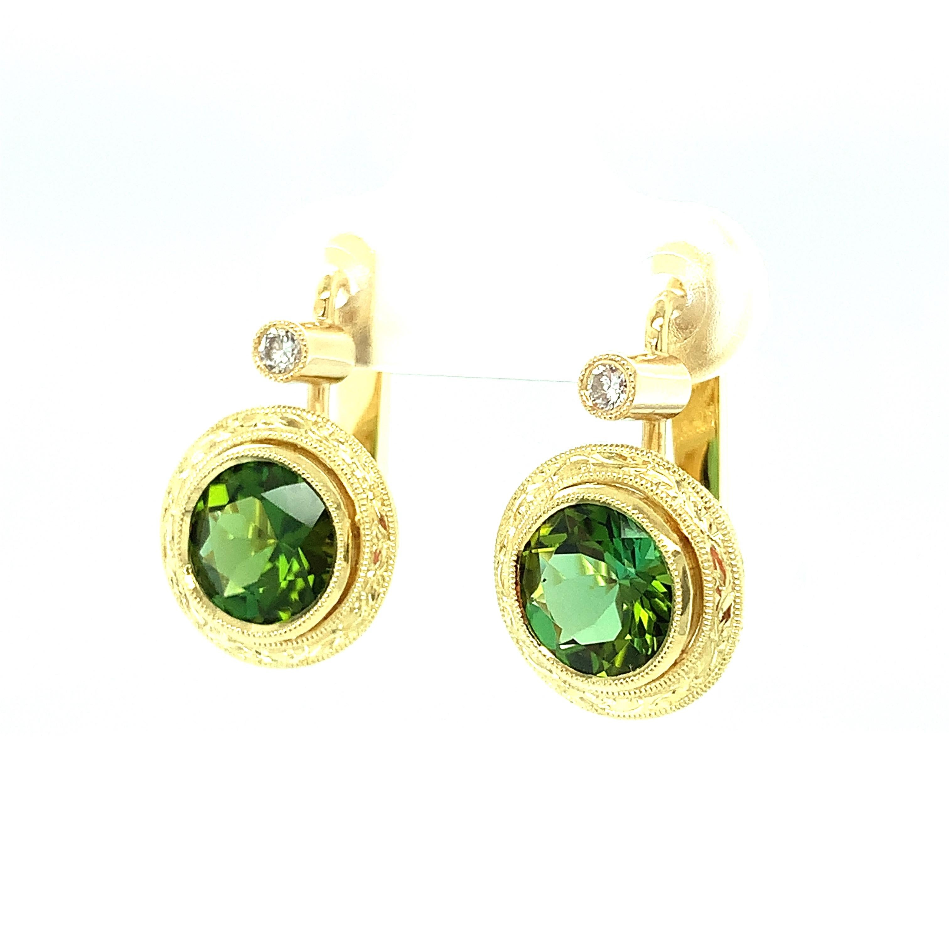 Artisan Boucles d'oreilles en goutte en or jaune gravé à la main avec tourmaline verte et diamants en vente
