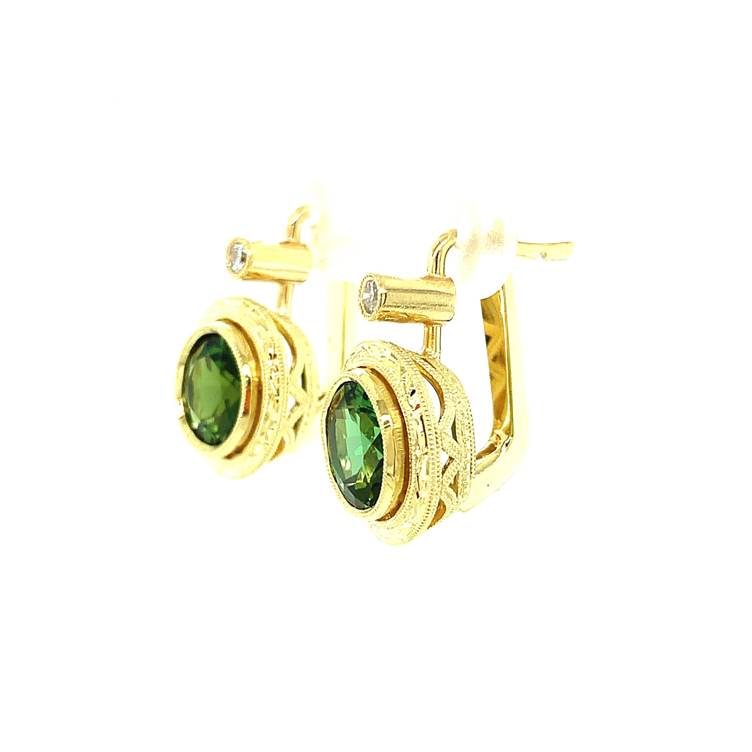 Taille ronde Boucles d'oreilles en goutte en or jaune gravé à la main avec tourmaline verte et diamants en vente