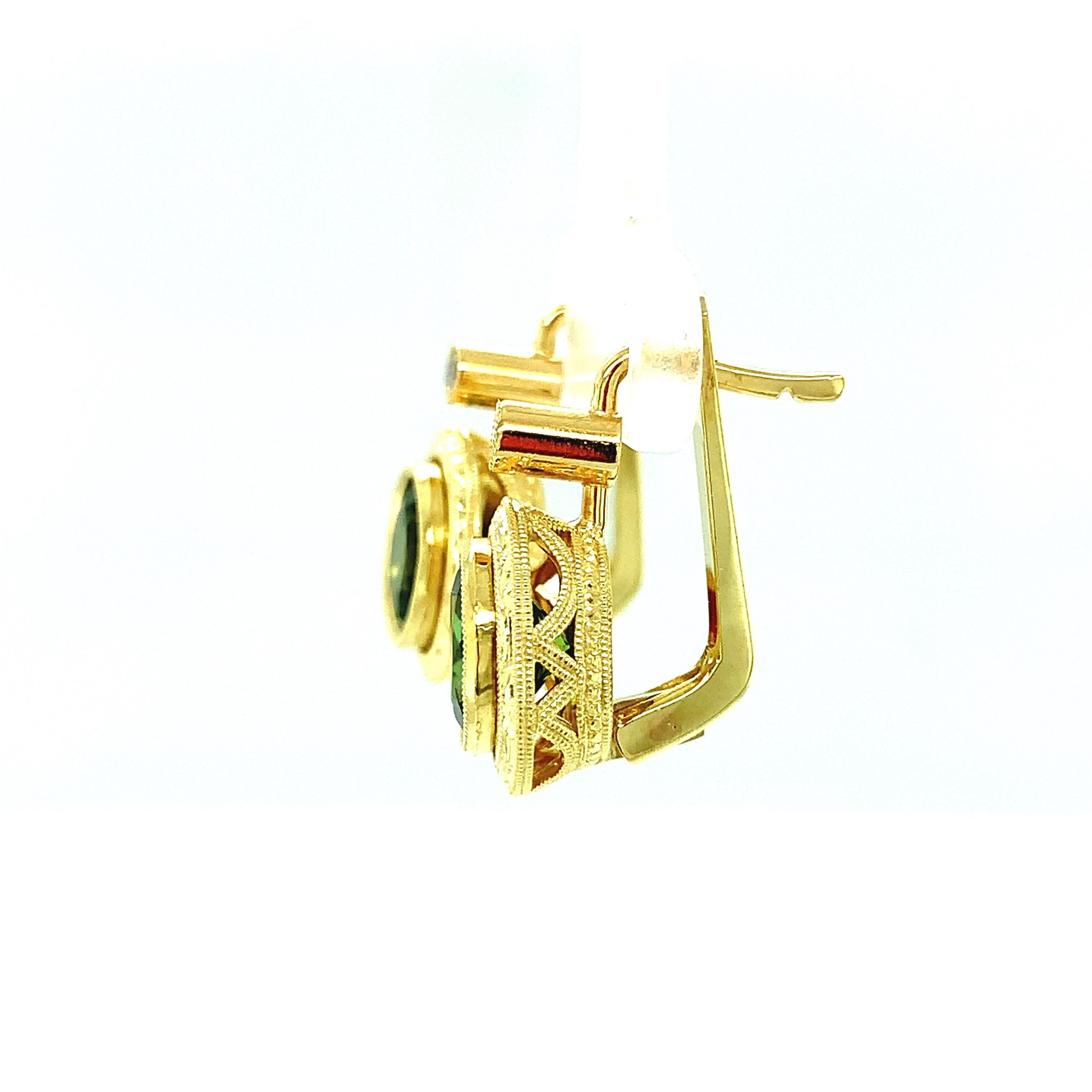 Boucles d'oreilles en goutte en or jaune gravé à la main avec tourmaline verte et diamants Neuf - En vente à Los Angeles, CA