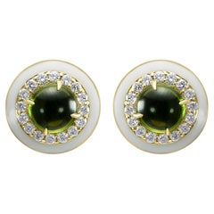 Boucles d'oreilles fantaisie en or jaune 14 carats avec tourmaline verte, diamant rond et halo d'émail blanc