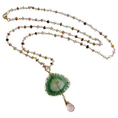 Collier Laurel, tranche de tourmaline verte avec chaîne de tourmaline reliée à la main