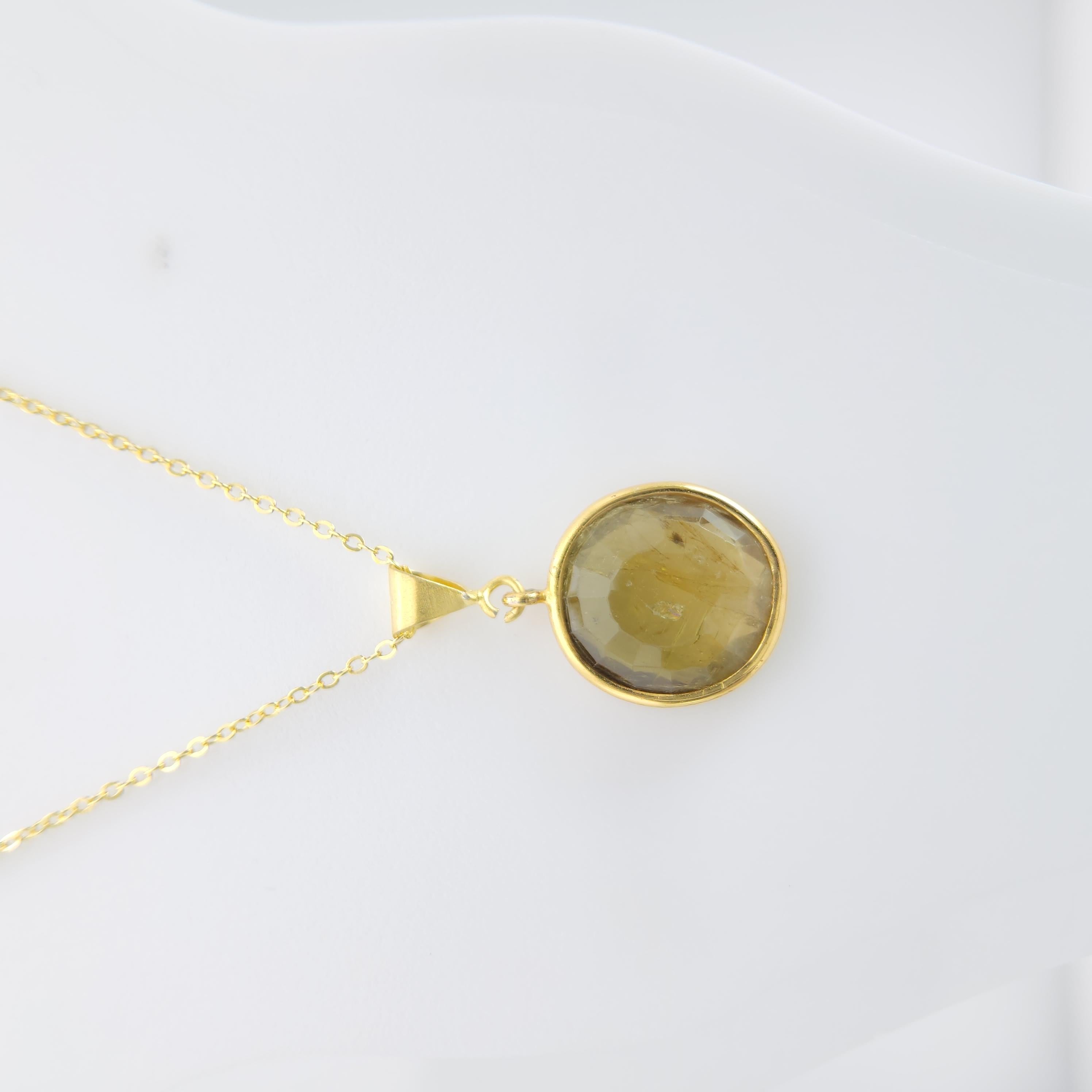 Ciondolo in tormalina verde realizzato a mano 
Gemma tormalina a fette
dimensioni della pietra circa 16 mm x 15 mm
Argento 925 placcato in oro giallo.
Viene fornito con una catena da 18 pollici e una confezione regalo.

Le tormaline sono disponibili
