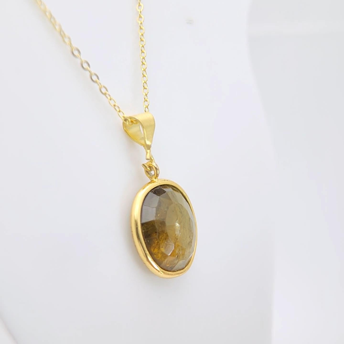 Ciondolo con gemma a fette di tormalina verde in argento placcato in oro giallo In condizioni Nuovo in vendita a Brooklyn, NY
