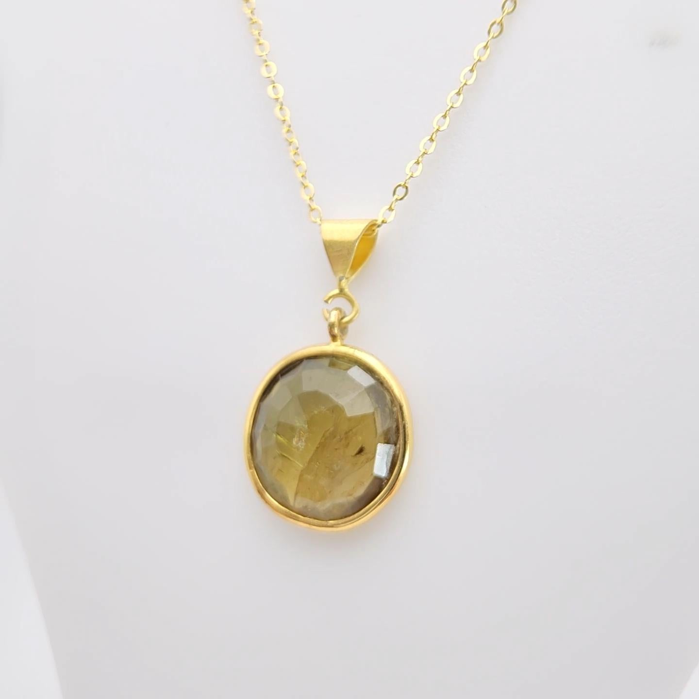 Ciondolo con gemma a fette di tormalina verde in argento placcato in oro giallo in vendita 2