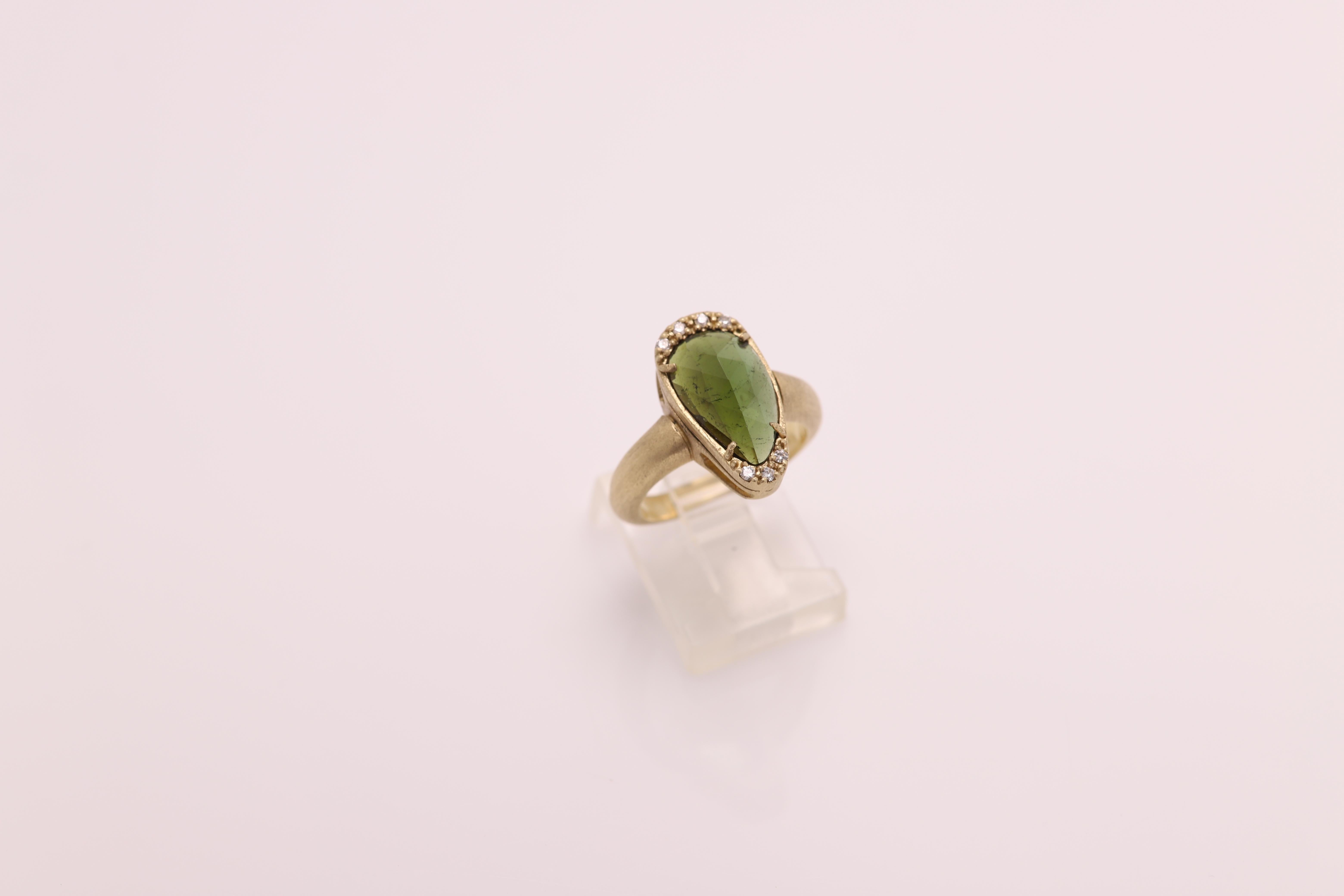 Green Tourmaline Sliced Gem Ring 14 Karat Gold Vintage Green Tourmaline Ring In New Condition For Sale In Brooklyn, NY