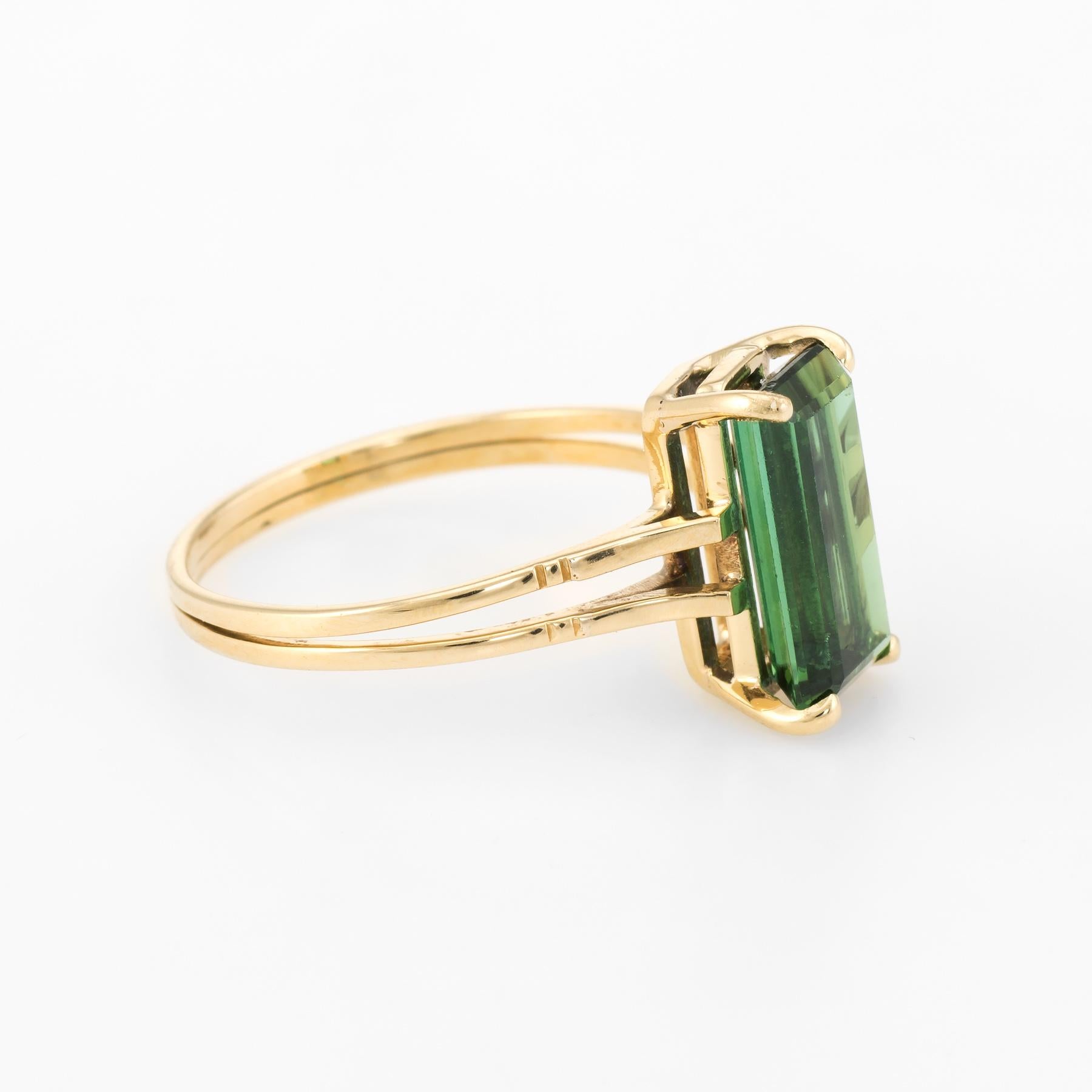 Modern Green Tourmaline Small Cocktail Ring Vintage 18 Karat Gold Estate Fine Jewelry