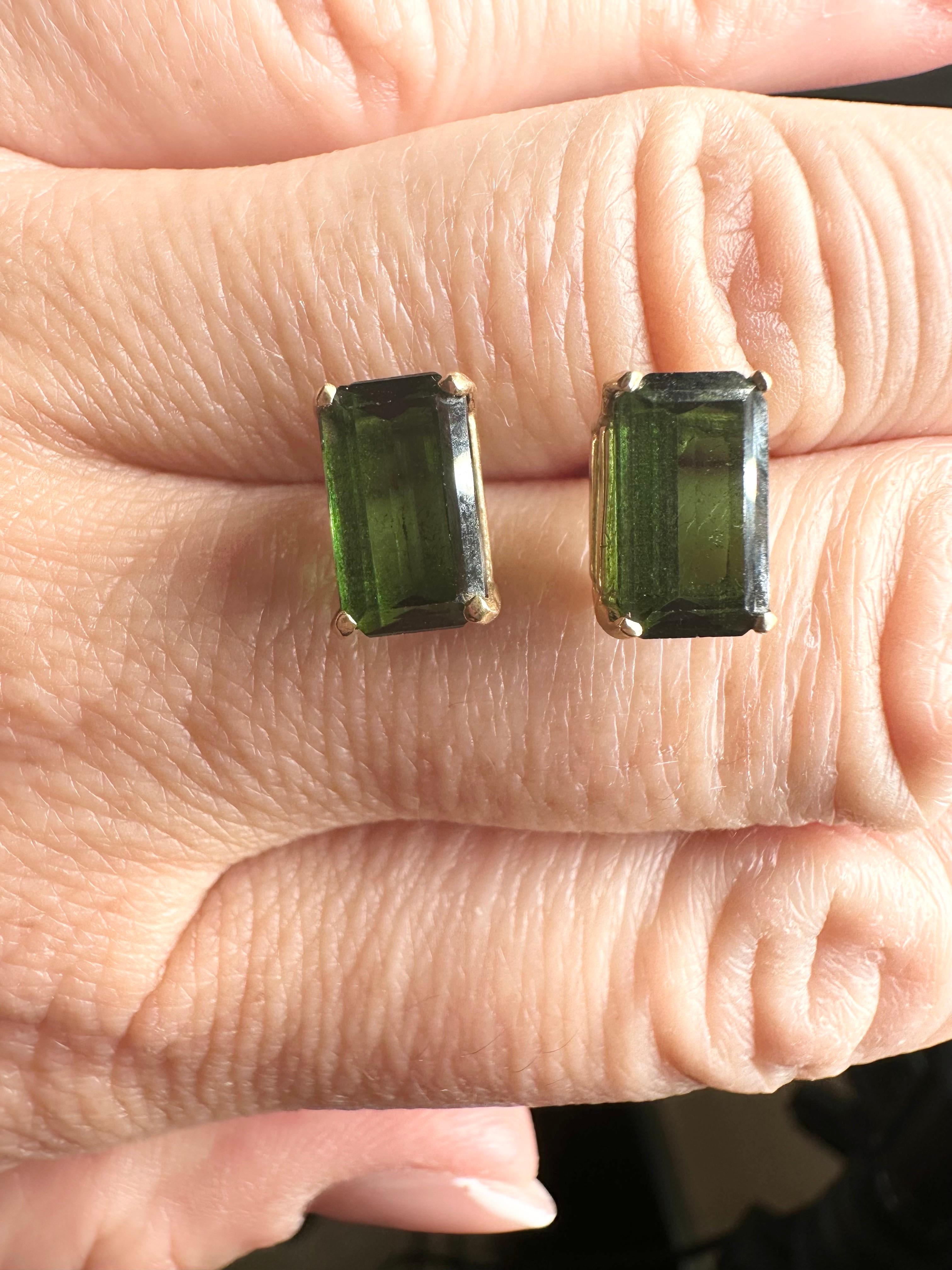 Borchie in tormalina verde Borchie in oro 14KT con smeraldo in vendita 1