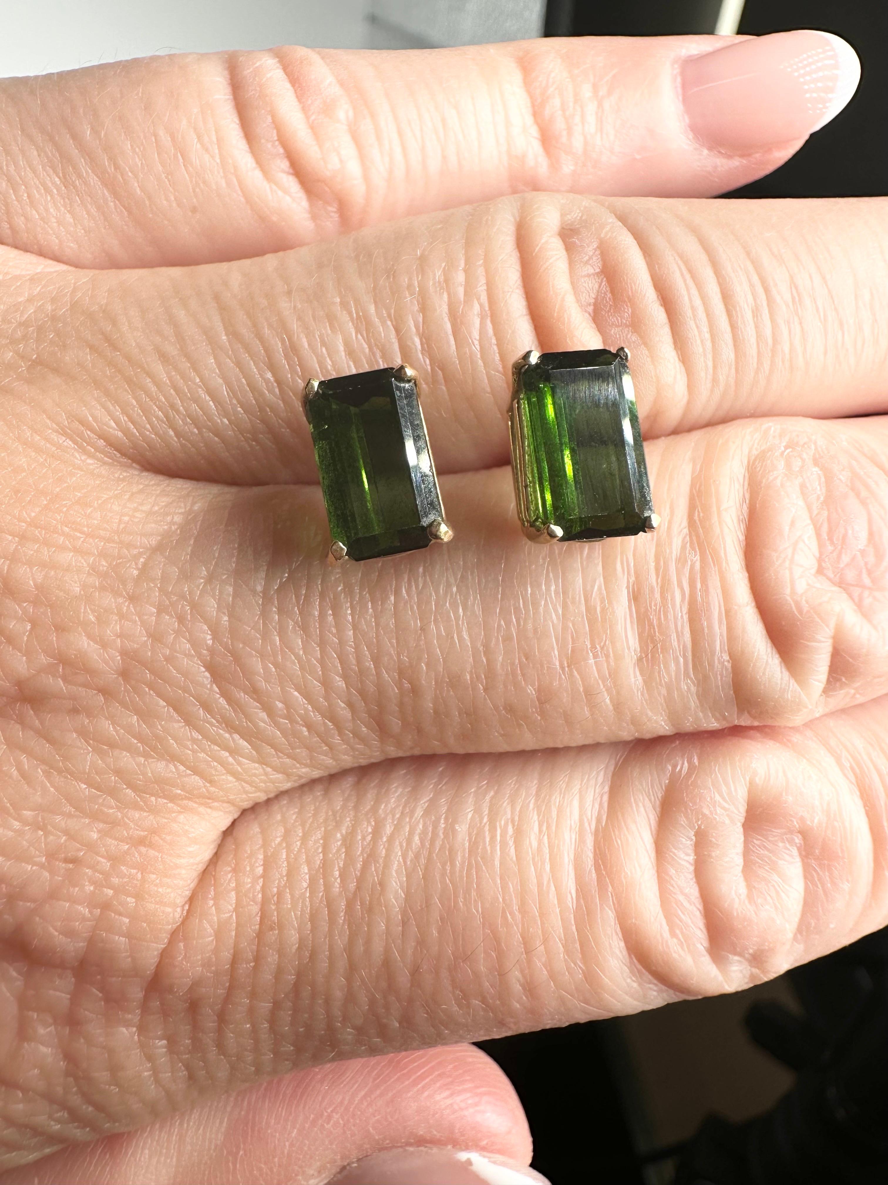 Borchie in tormalina verde Borchie in oro 14KT con smeraldo in vendita 2