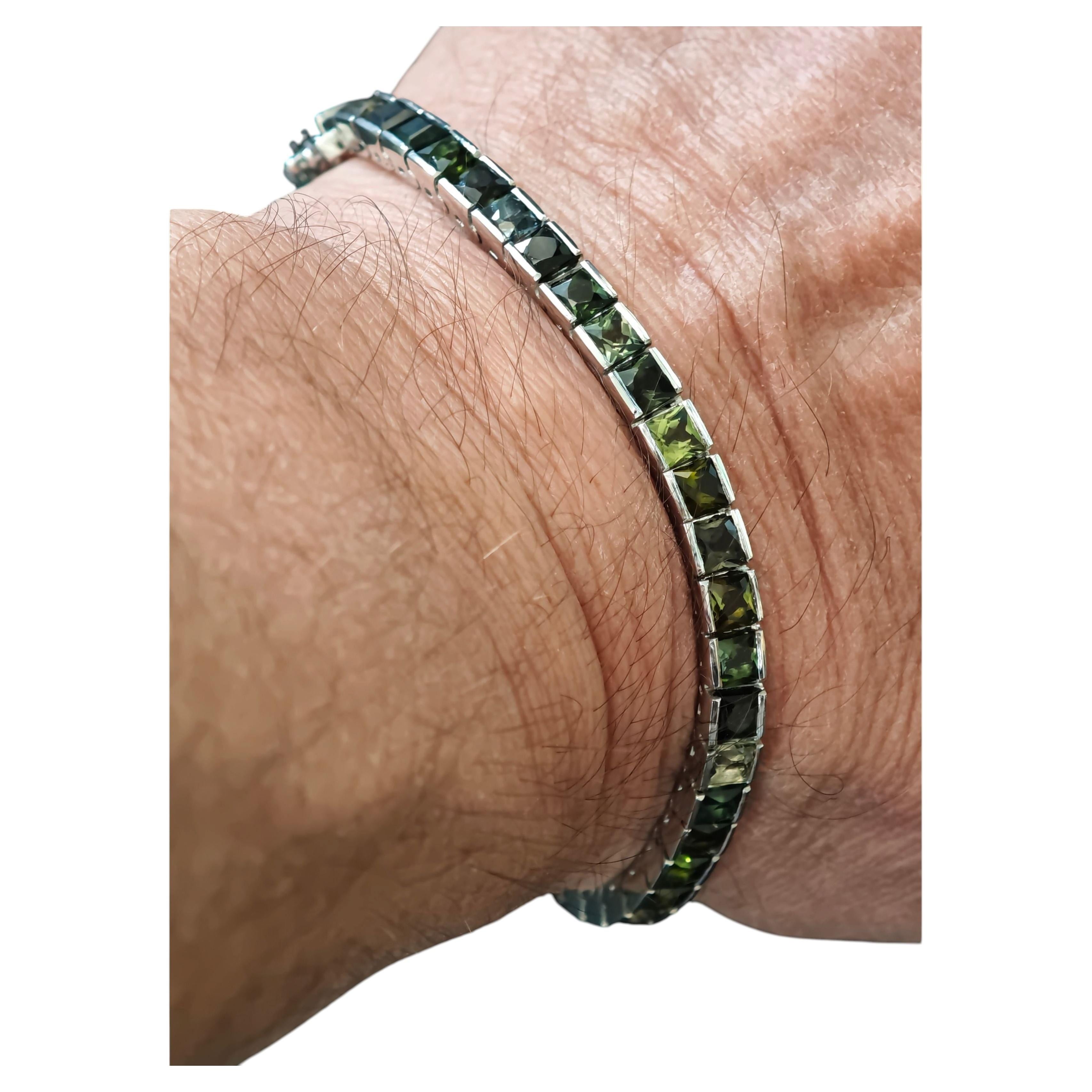 Grüner Turmalin Tennis-Armband, 13 Karat 18K Weißgold Contemporary im Angebot