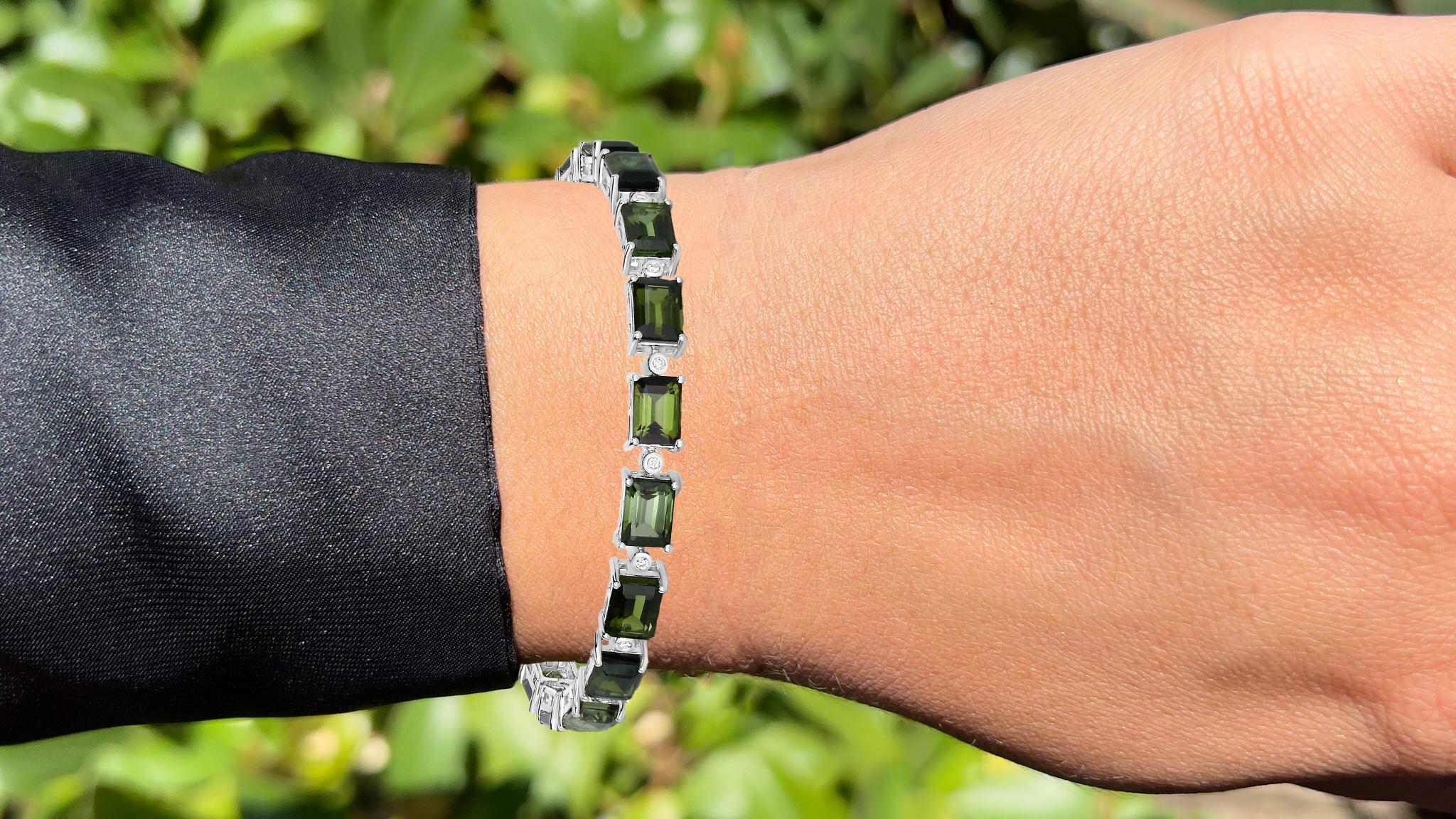 It comes with the Gemological Appraisal by GIA GG/AJP
All Gemstones are Natural
18 Green Tourmalines = 18.85 Carats
18 Diamonds = 0.15 Carats
Metal: 14K White Gold
Length: 7 Inches
*It could be shortened on request