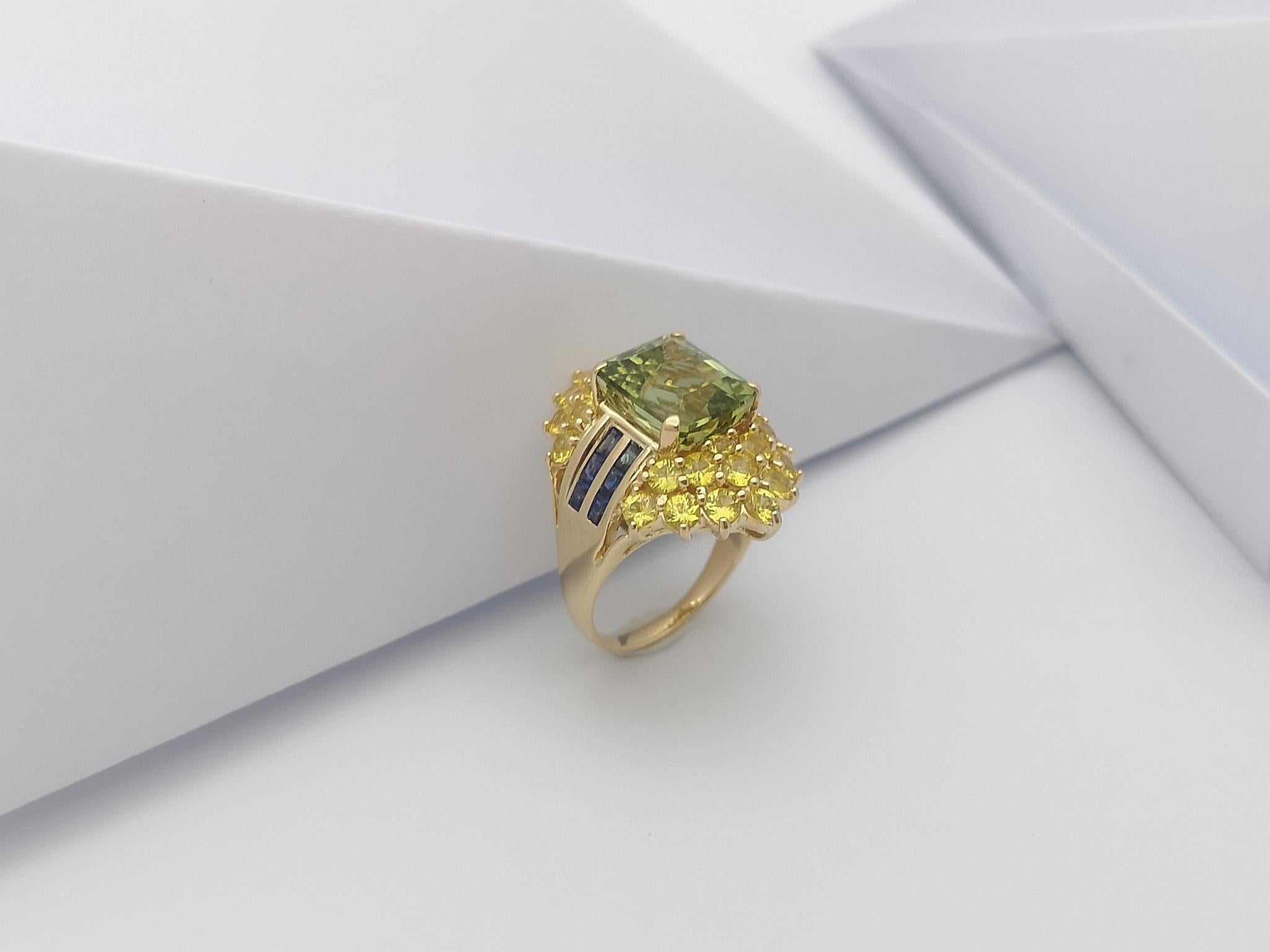 Green Tourmaline with Blue Sapphire and Yellow Sapphire Ring in 18 Karat Gold For Sale 6
