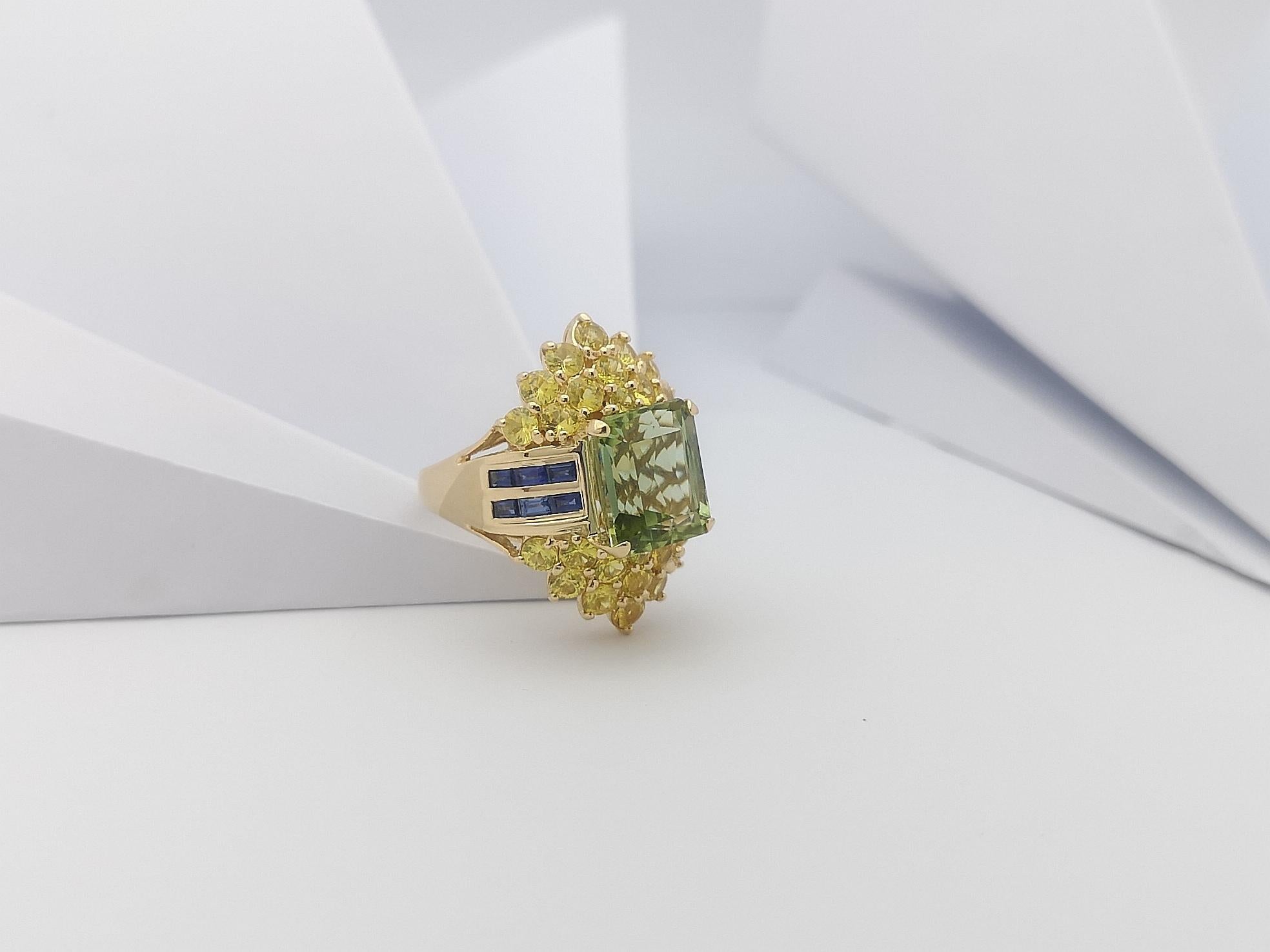 Green Tourmaline with Blue Sapphire and Yellow Sapphire Ring in 18 Karat Gold For Sale 8