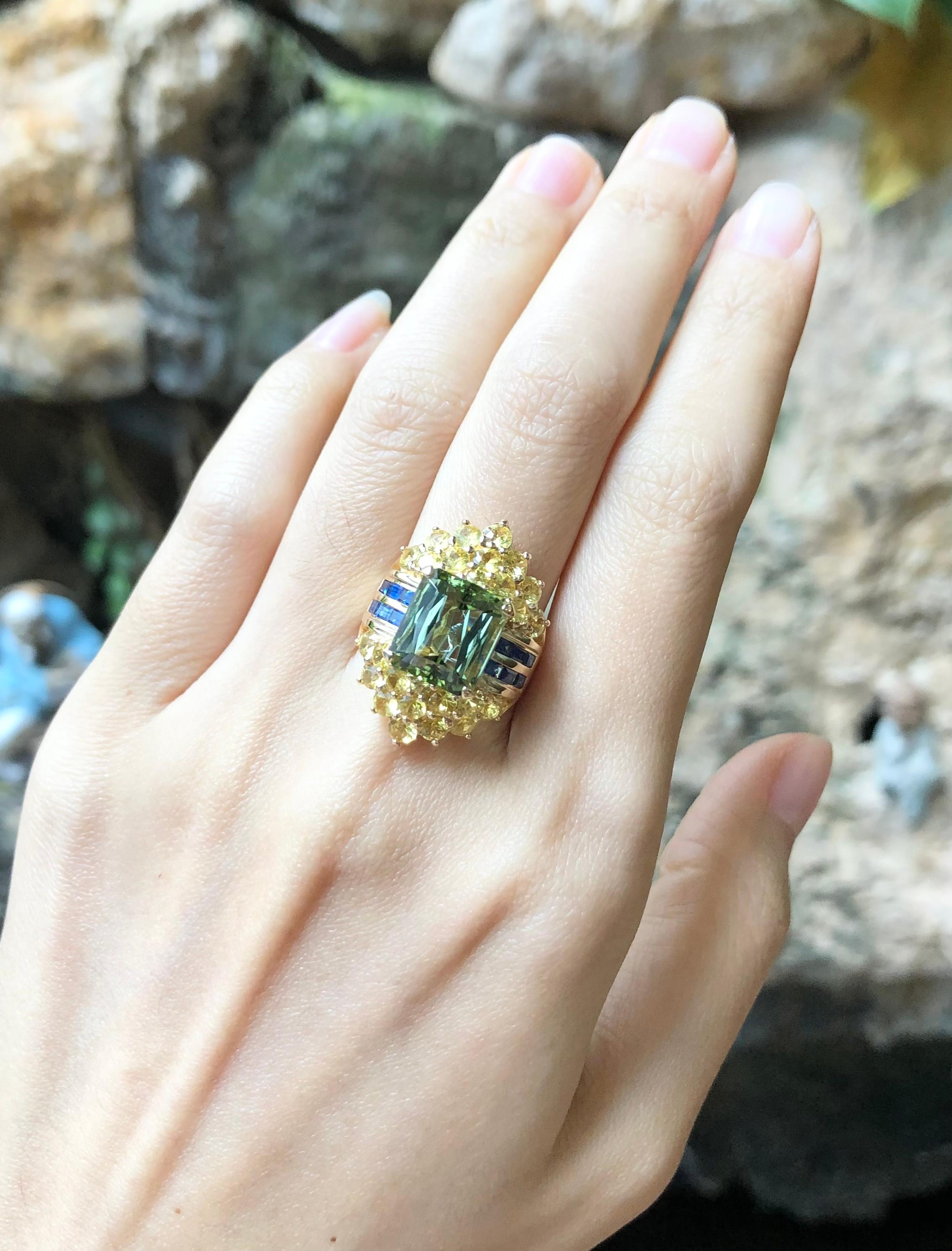 Tourmaline verte 6,21 carats avec saphir bleu 1,09 carats et saphir jaune 2,80 carats Bague sertie dans une monture en or 18 carats

Largeur :  1.9 cm 
Longueur : 2,6 cm
Taille de l'anneau : 53
Poids total : 11,92 grammes

