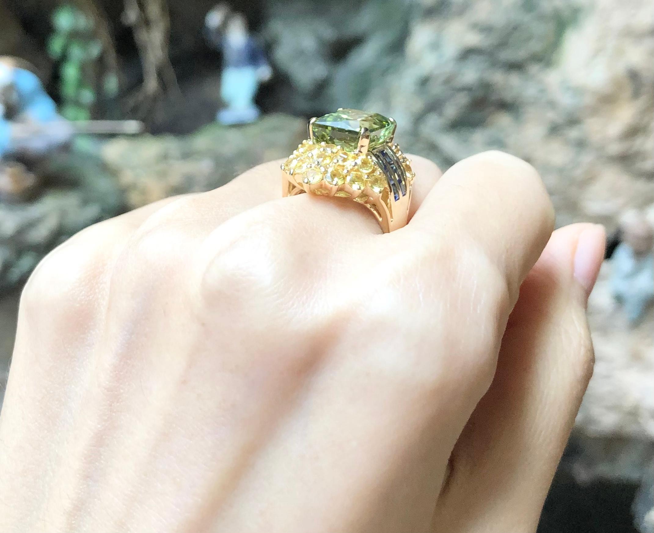 Green Tourmaline with Blue Sapphire and Yellow Sapphire Ring in 18 Karat Gold In New Condition For Sale In Bangkok, TH