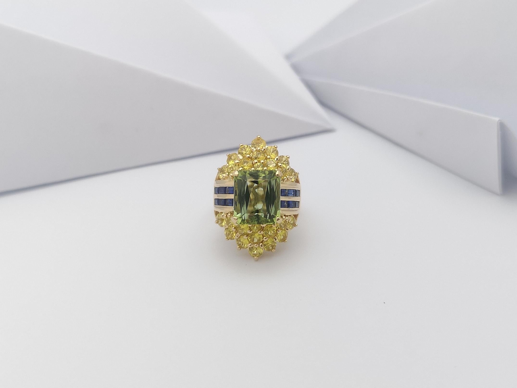 Bague en or 18 carats avec tourmaline verte, saphirs bleus et saphirs jaunes en vente 2