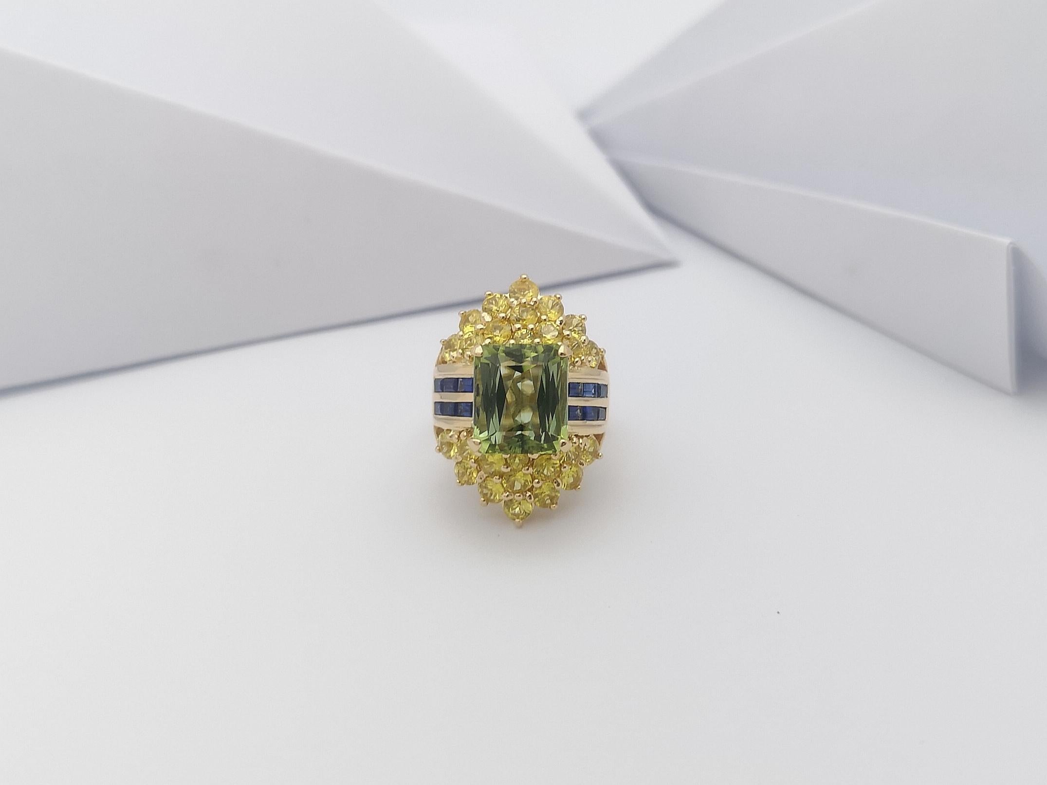 Green Tourmaline with Blue Sapphire and Yellow Sapphire Ring in 18 Karat Gold For Sale 1