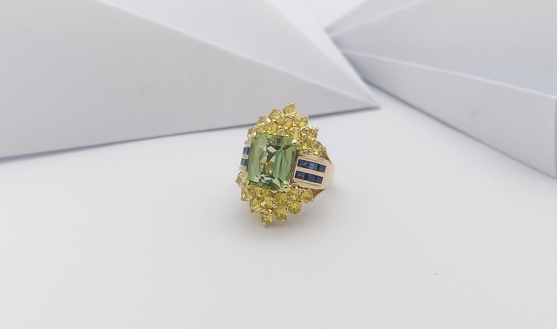 Green Tourmaline with Blue Sapphire and Yellow Sapphire Ring in 18 Karat Gold For Sale 2