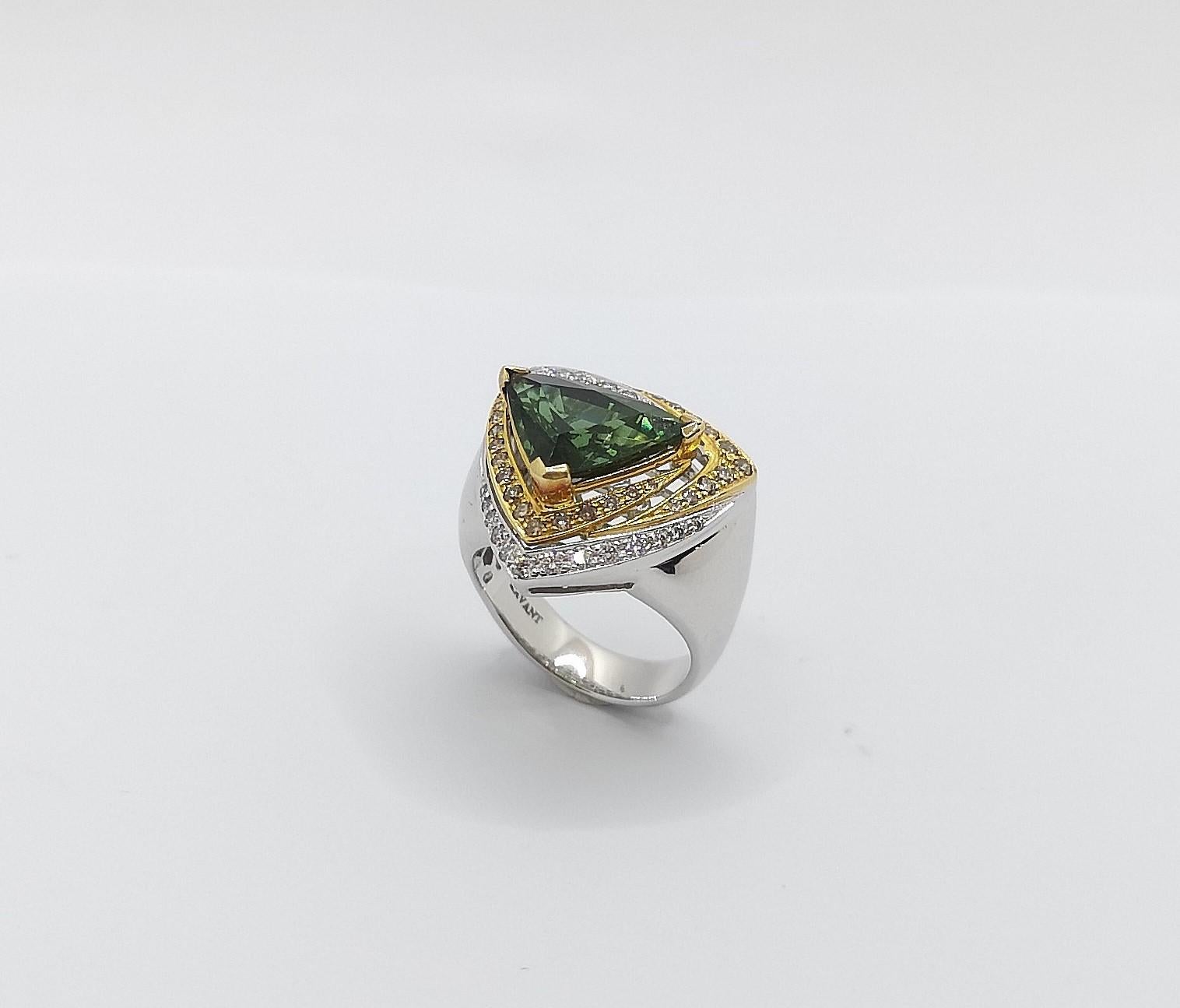 Bague en or blanc 18 carats sertie d'une tourmaline verte, d'un diamant brun et d'un diamant en vente 2