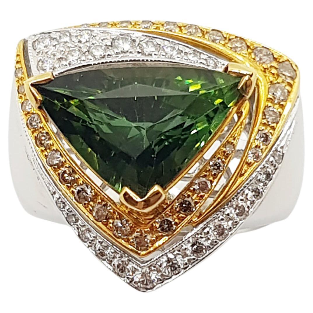 Bague en or blanc 18 carats sertie d'une tourmaline verte, d'un diamant brun et d'un diamant en vente