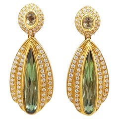 Boucles d'oreilles en or 18 carats serties de tourmaline verte, saphir brun et diamants