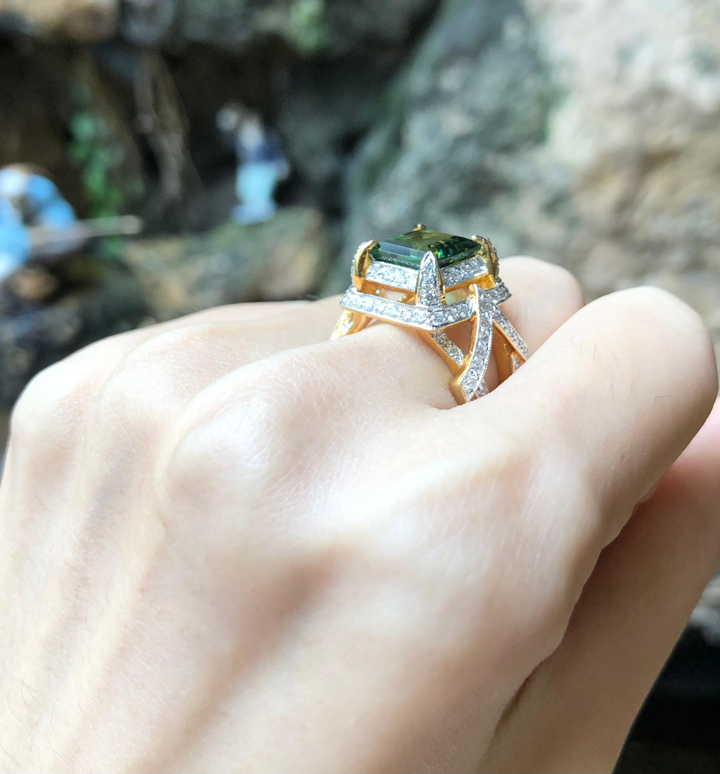 Green Tourmaline with Diamond Ring Set in 18 Karat Gold Settings In New Condition For Sale In Bangkok, TH