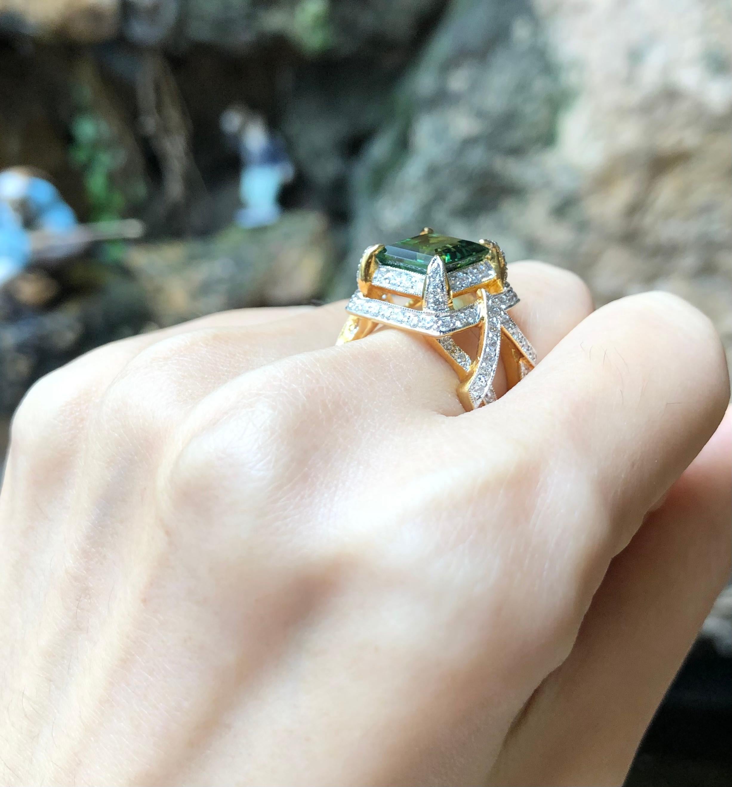 Quadrato Anello con tormalina verde e diamanti con montatura in oro 18 carati in vendita