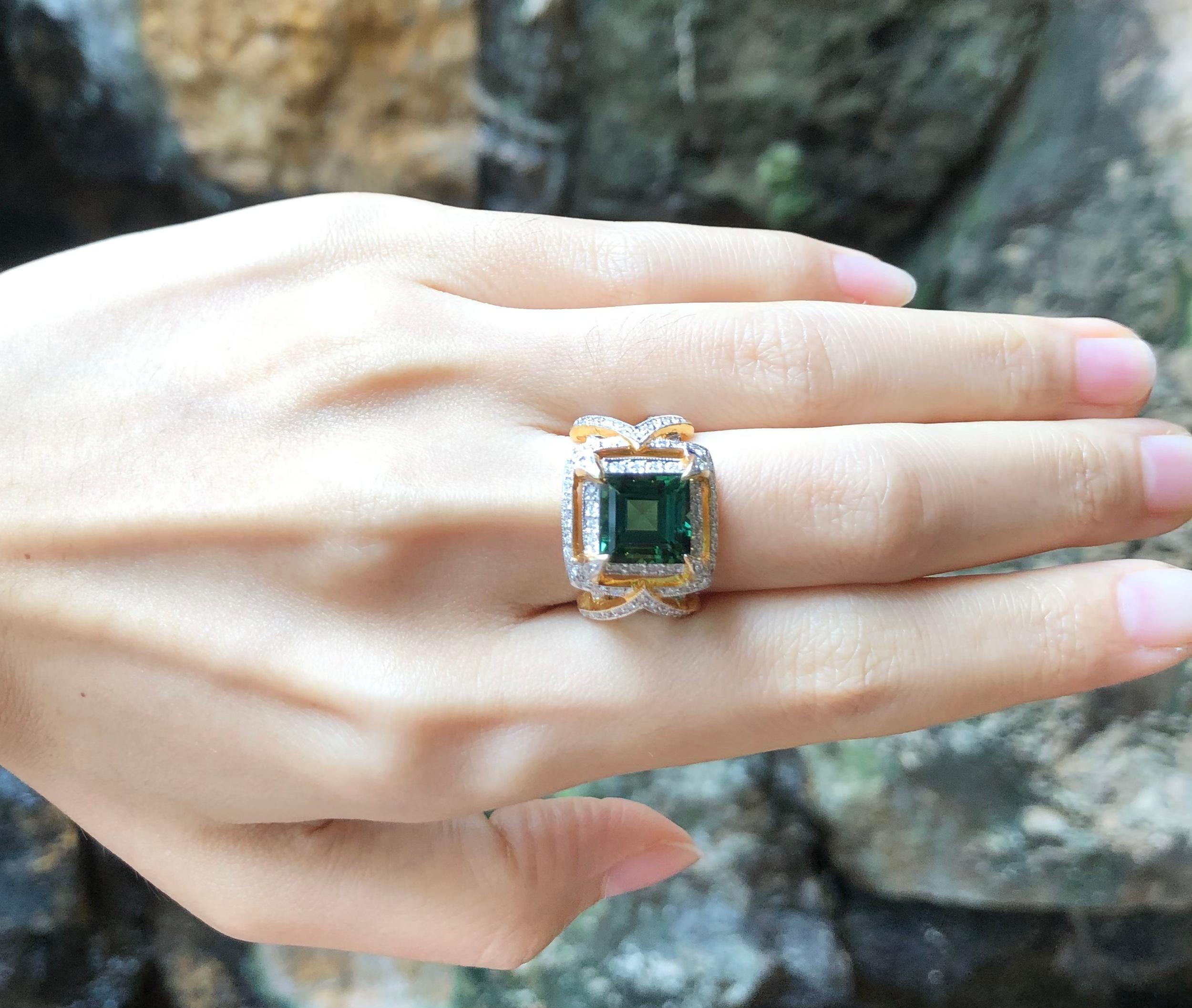 Women's Green Tourmaline with Diamond Ring Set in 18 Karat Gold Settings For Sale