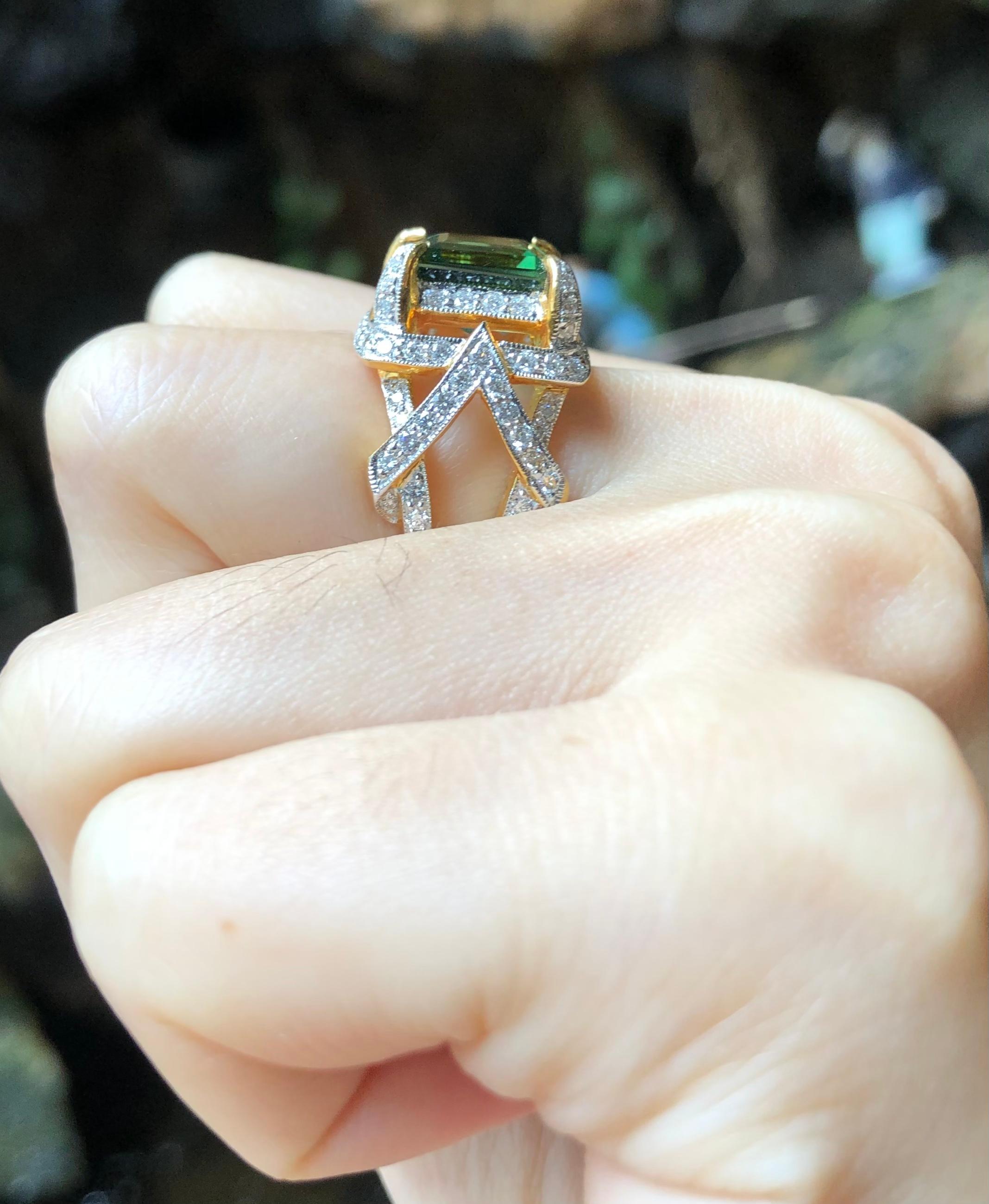 Green Tourmaline with Diamond Ring Set in 18 Karat Gold Settings For Sale 1