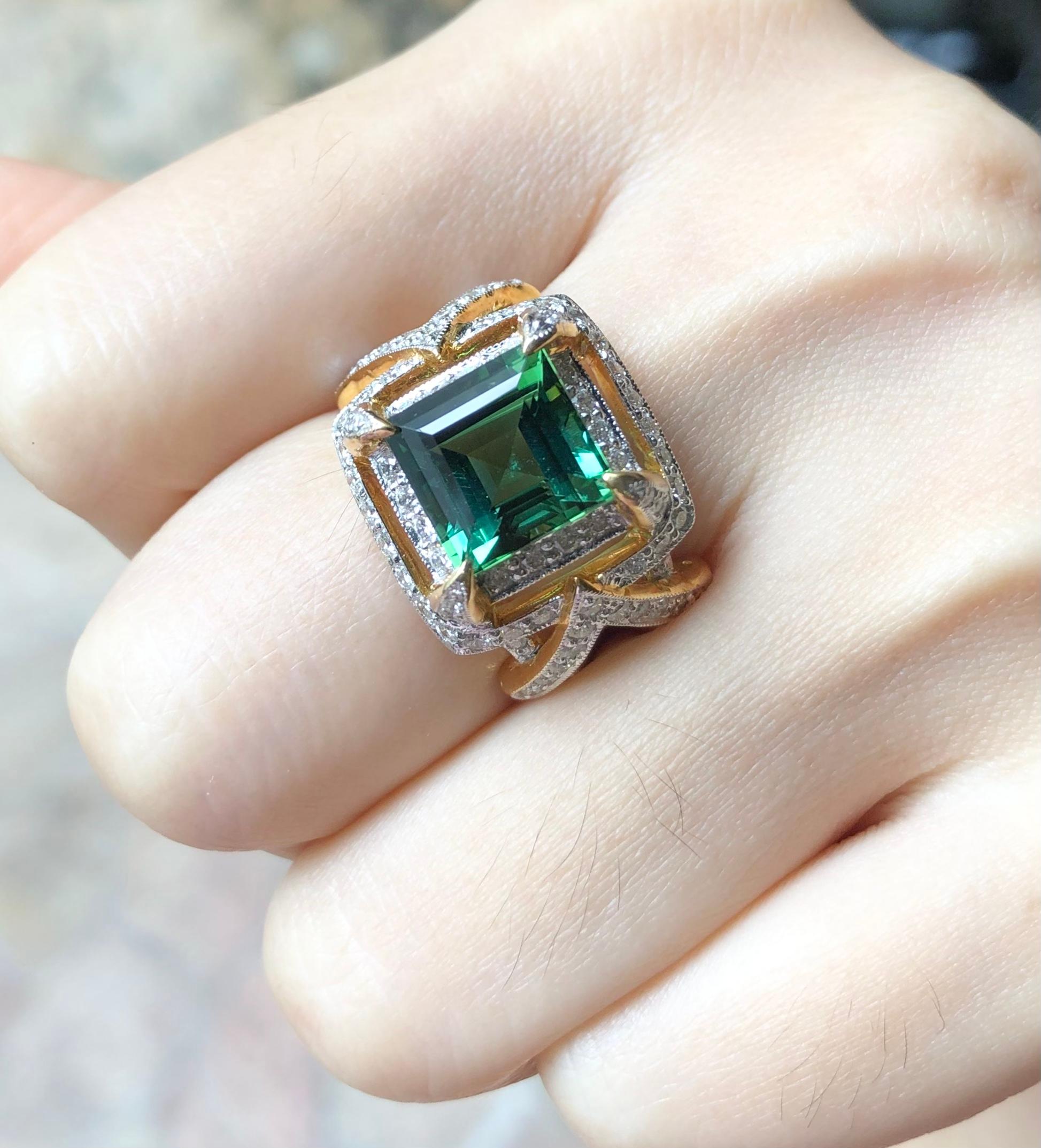 Green Tourmaline with Diamond Ring Set in 18 Karat Gold Settings For Sale 2