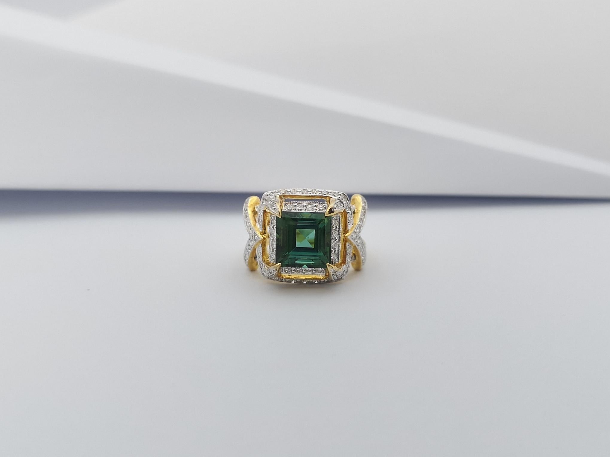 Green Tourmaline with Diamond Ring Set in 18 Karat Gold Settings For Sale 3