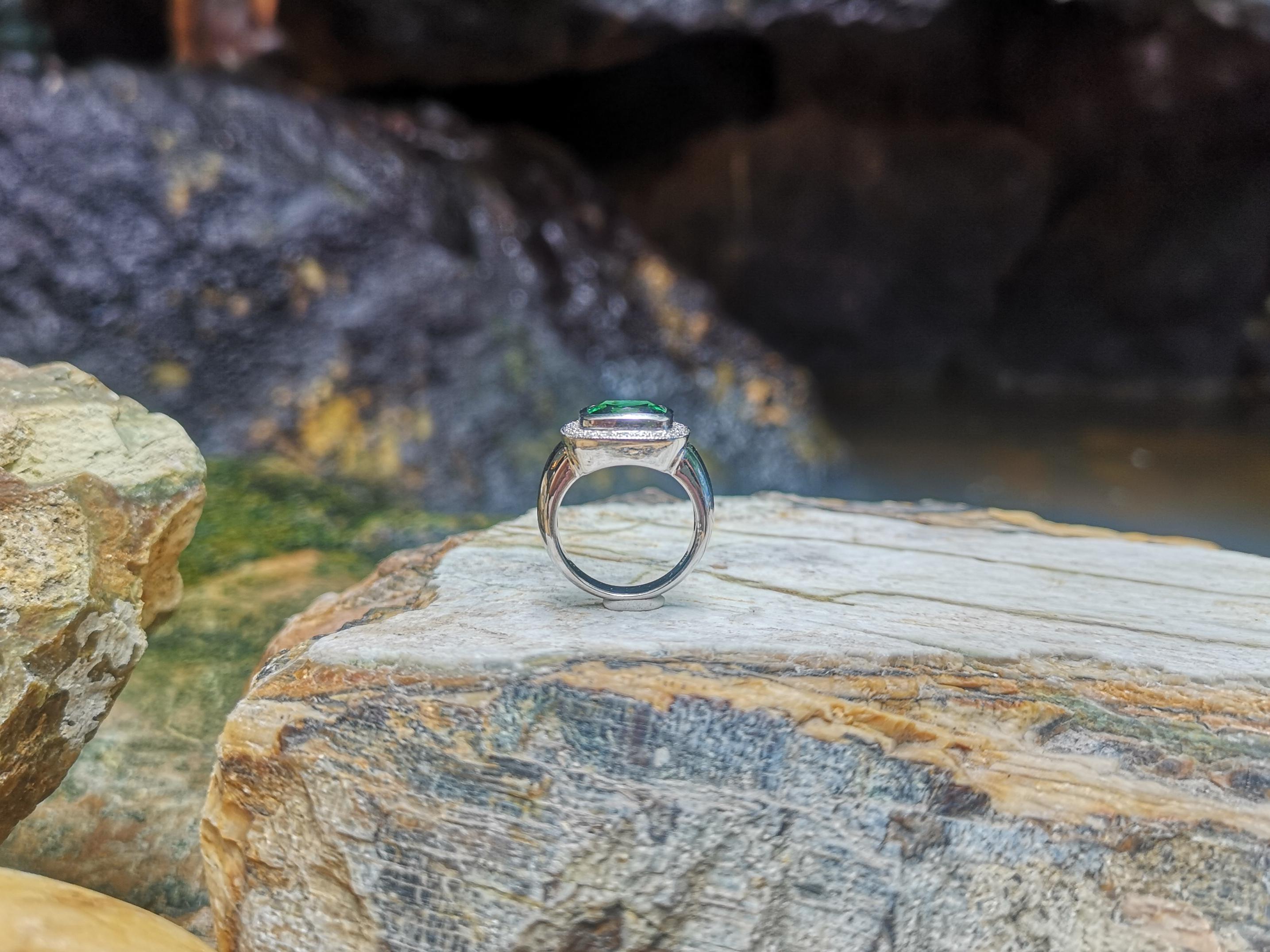 Bague en or blanc 18 carats ornée d'une tourmaline verte et d'un diamant en vente 4