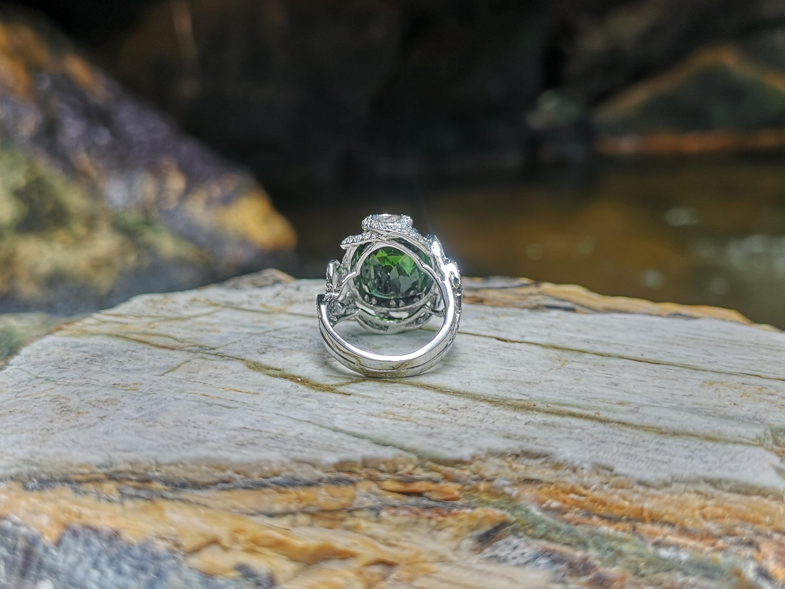 Green Tourmaline with Diamond Ring Set in 18 Karat White Gold Settings For Sale 4