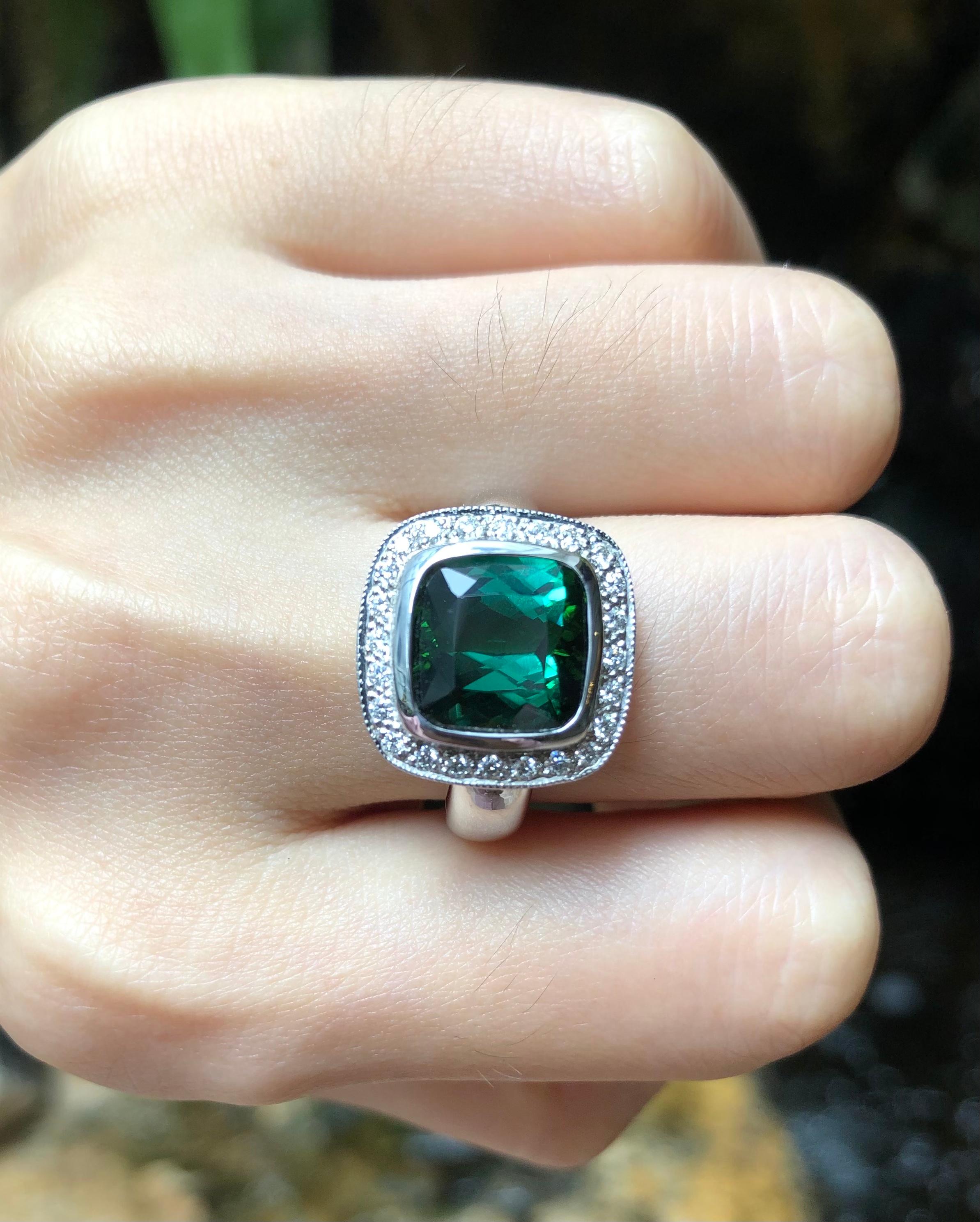 Contemporain Bague en or blanc 18 carats ornée d'une tourmaline verte et d'un diamant en vente