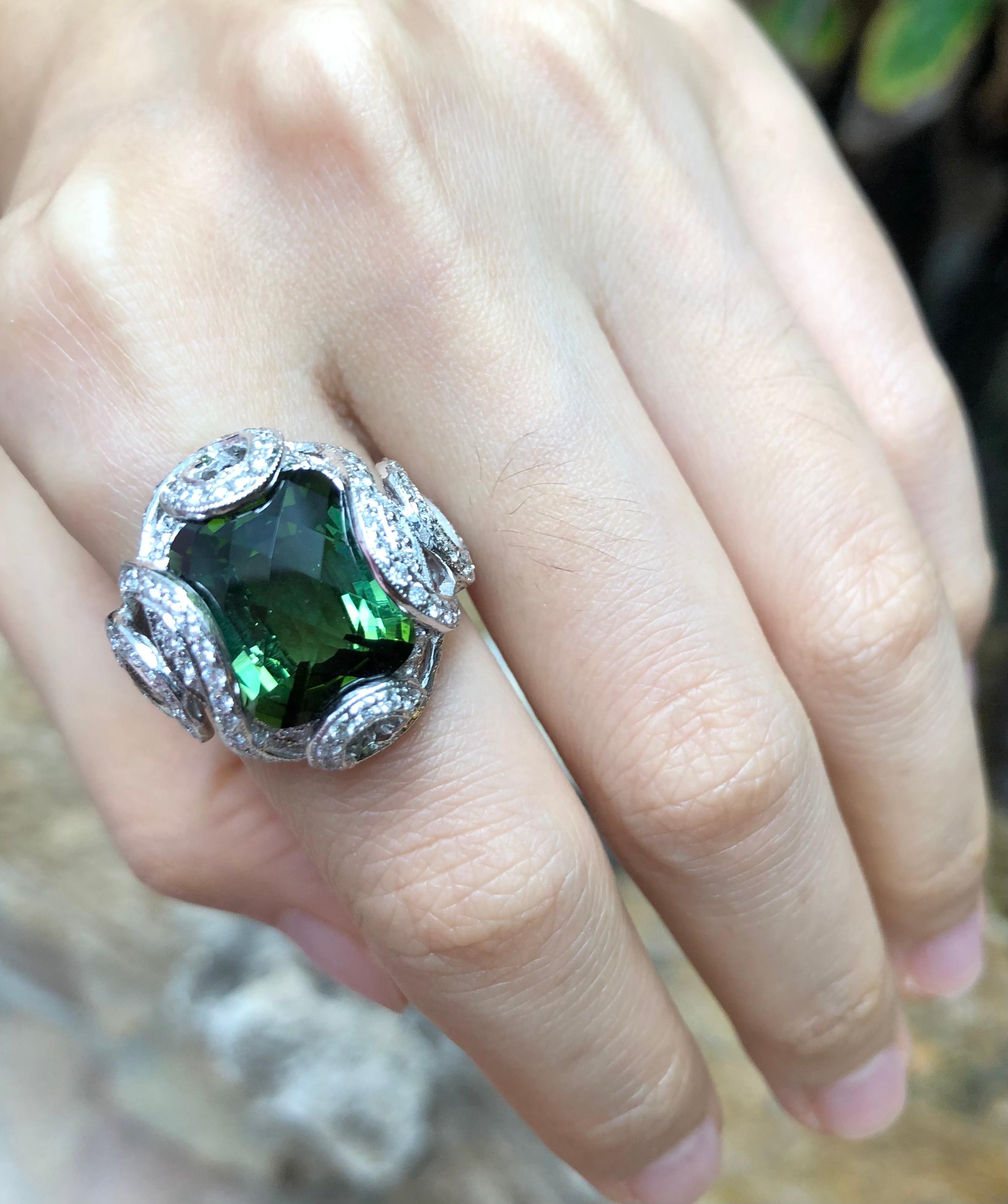 Green Tourmaline with Diamond Ring Set in 18 Karat White Gold Settings In New Condition For Sale In Bangkok, TH