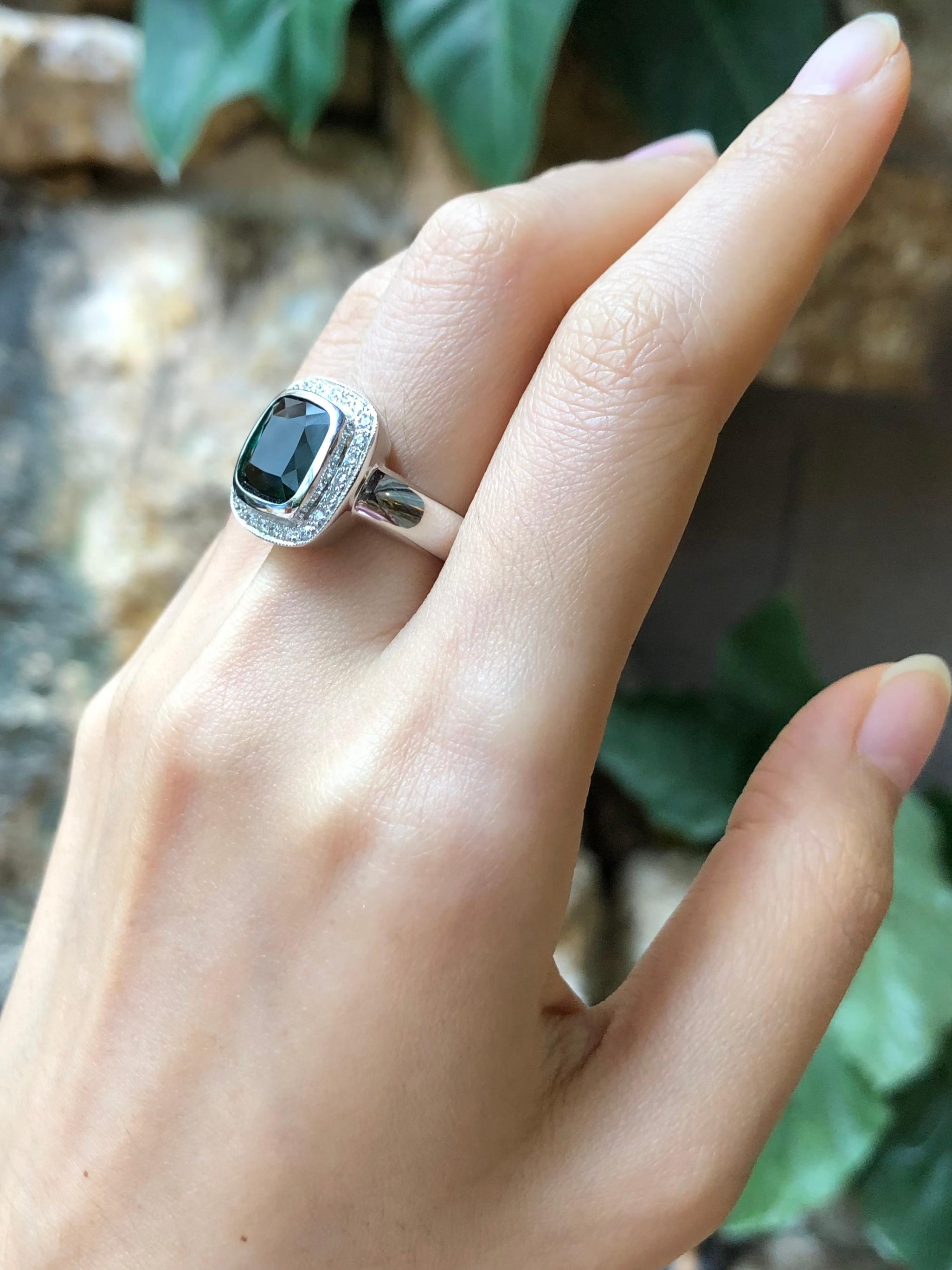 Contemporary Green Tourmaline with Diamond Ring Set in 18 Karat White Gold Settings For Sale