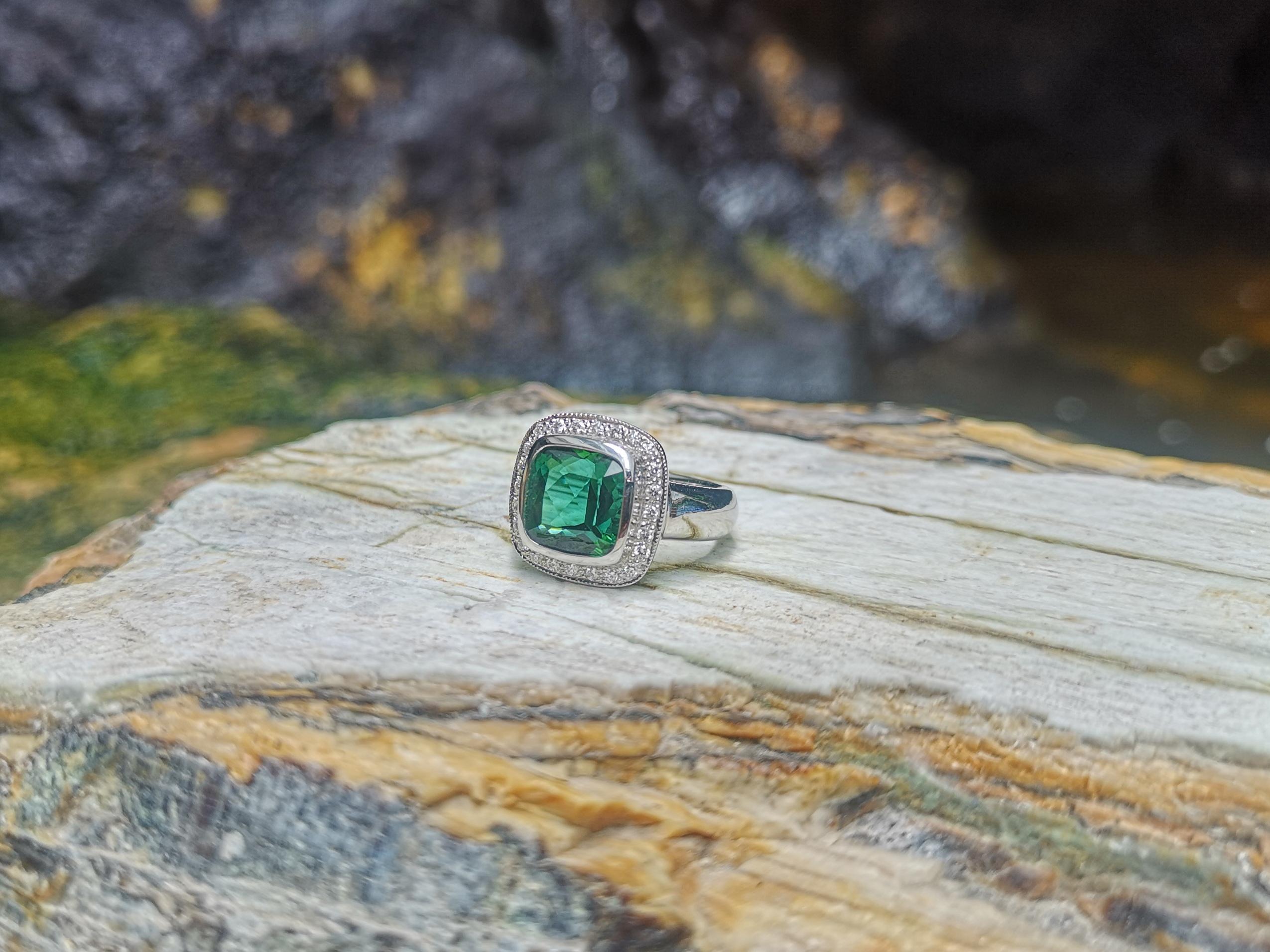 Bague en or blanc 18 carats ornée d'une tourmaline verte et d'un diamant en vente 2