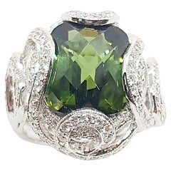Anillo de turmalina verde con diamantes engarzado en oro blanco de 18 quilates