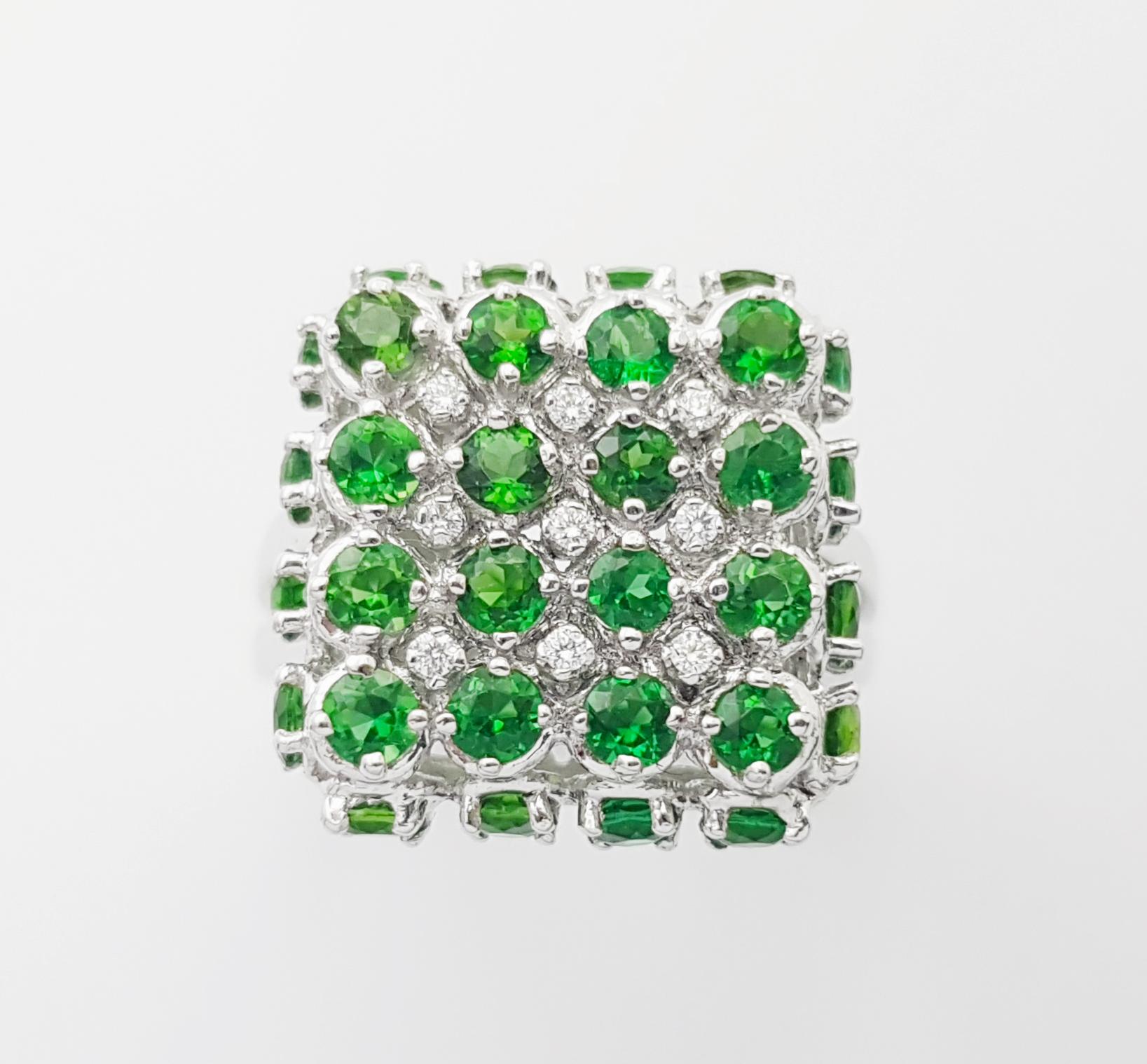 Bague en or blanc 18 carats ornée d'une tourmaline verte et d'un diamant en vente 4