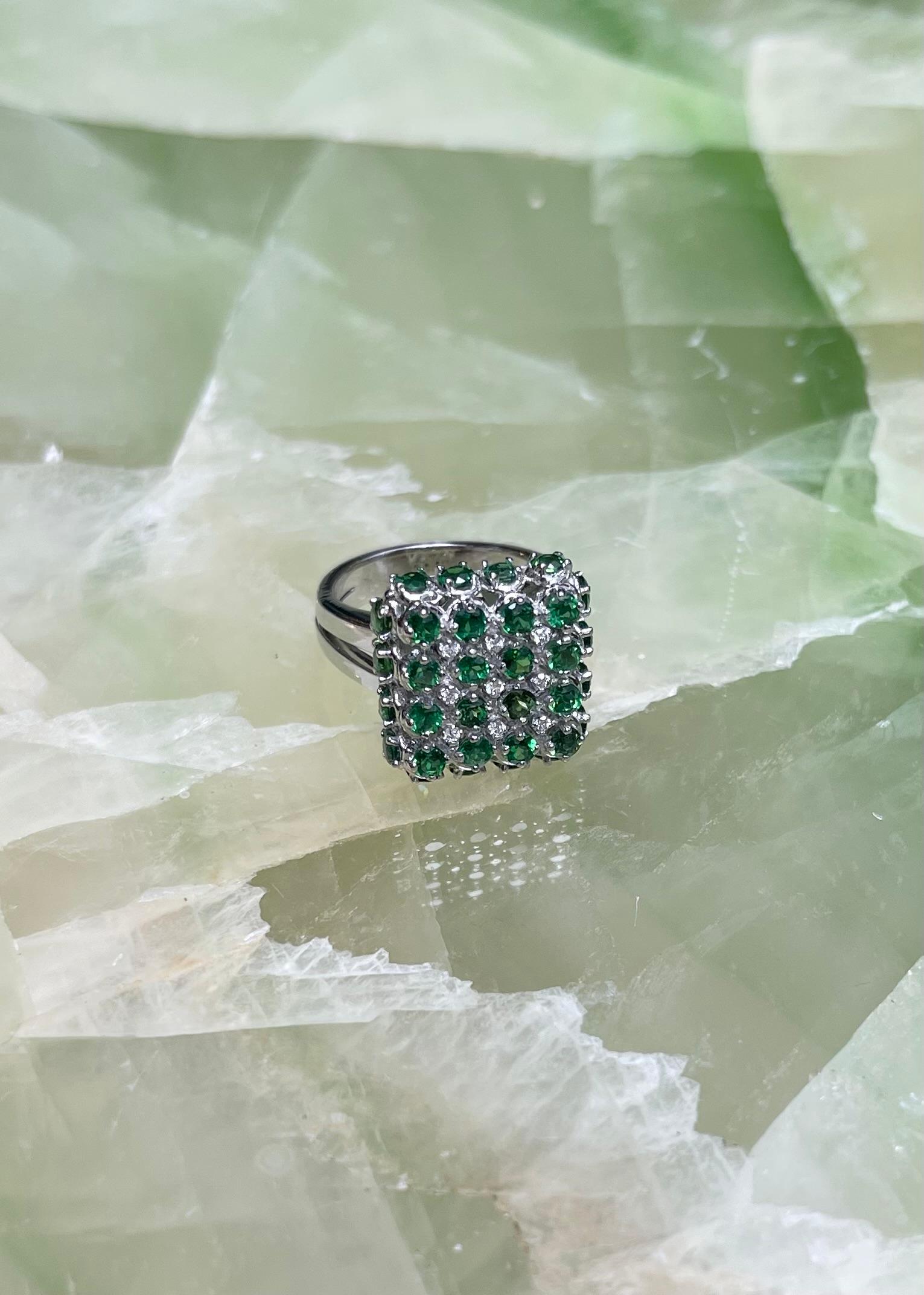 Bague en or blanc 18 carats ornée d'une tourmaline verte et d'un diamant en vente 5