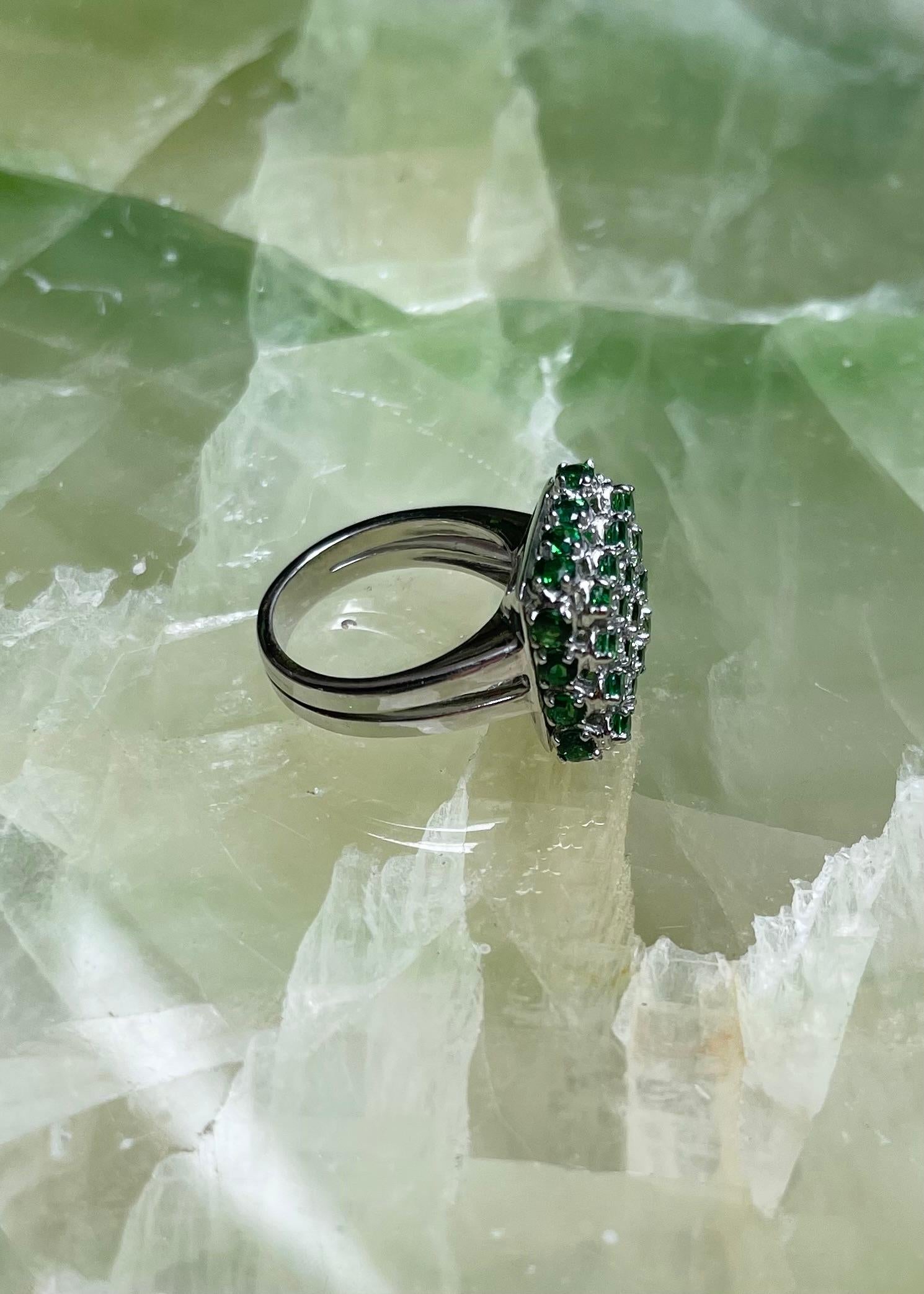 Bague en or blanc 18 carats ornée d'une tourmaline verte et d'un diamant en vente 6