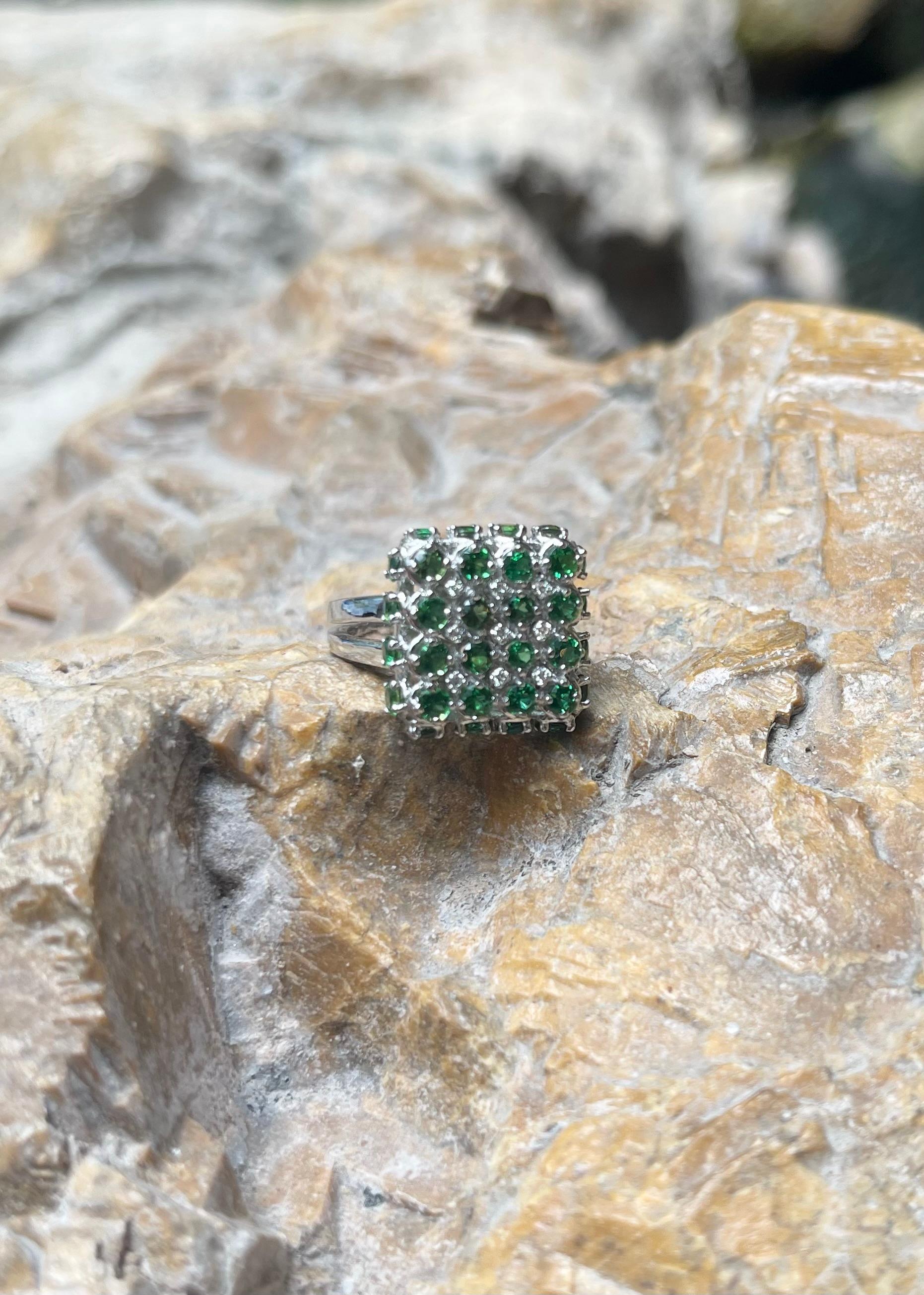 Bague en or blanc 18 carats ornée d'une tourmaline verte et d'un diamant en vente 7