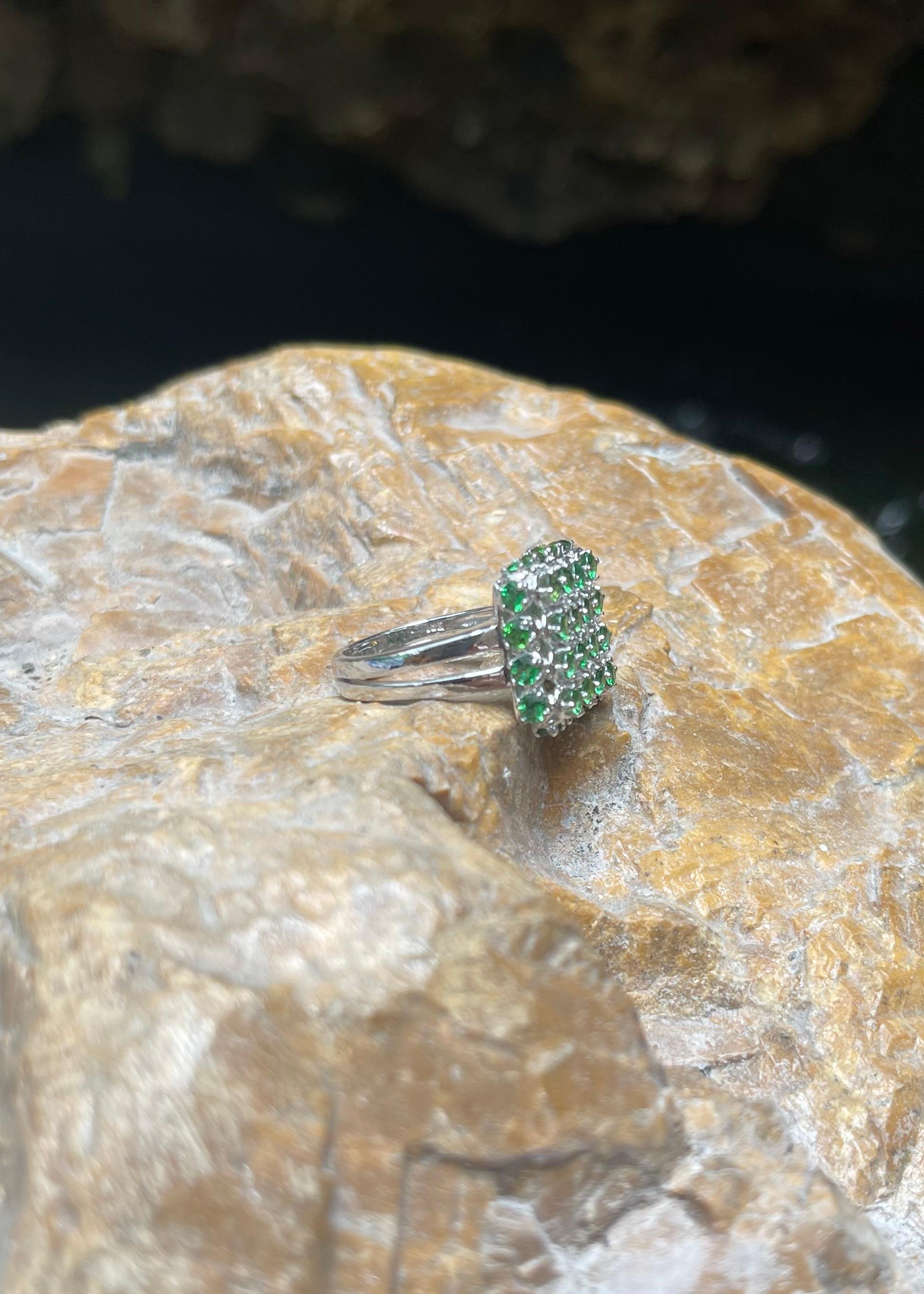 Bague en or blanc 18 carats ornée d'une tourmaline verte et d'un diamant en vente 8